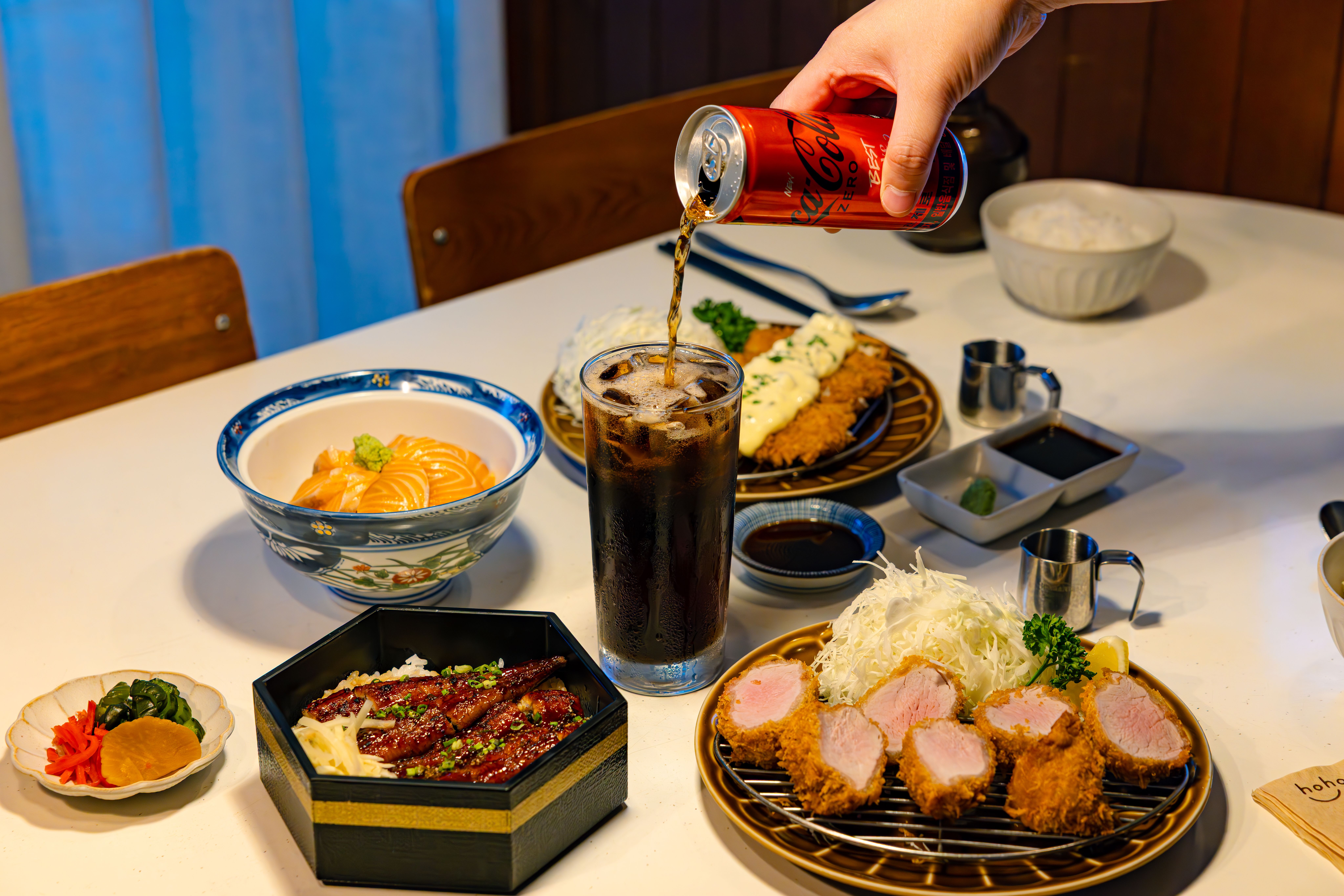‘호호식당’의 대표 메뉴, 우나기동, 사케동, 히레카츠, 생선카츠와 새로워진 코카-콜라 제로