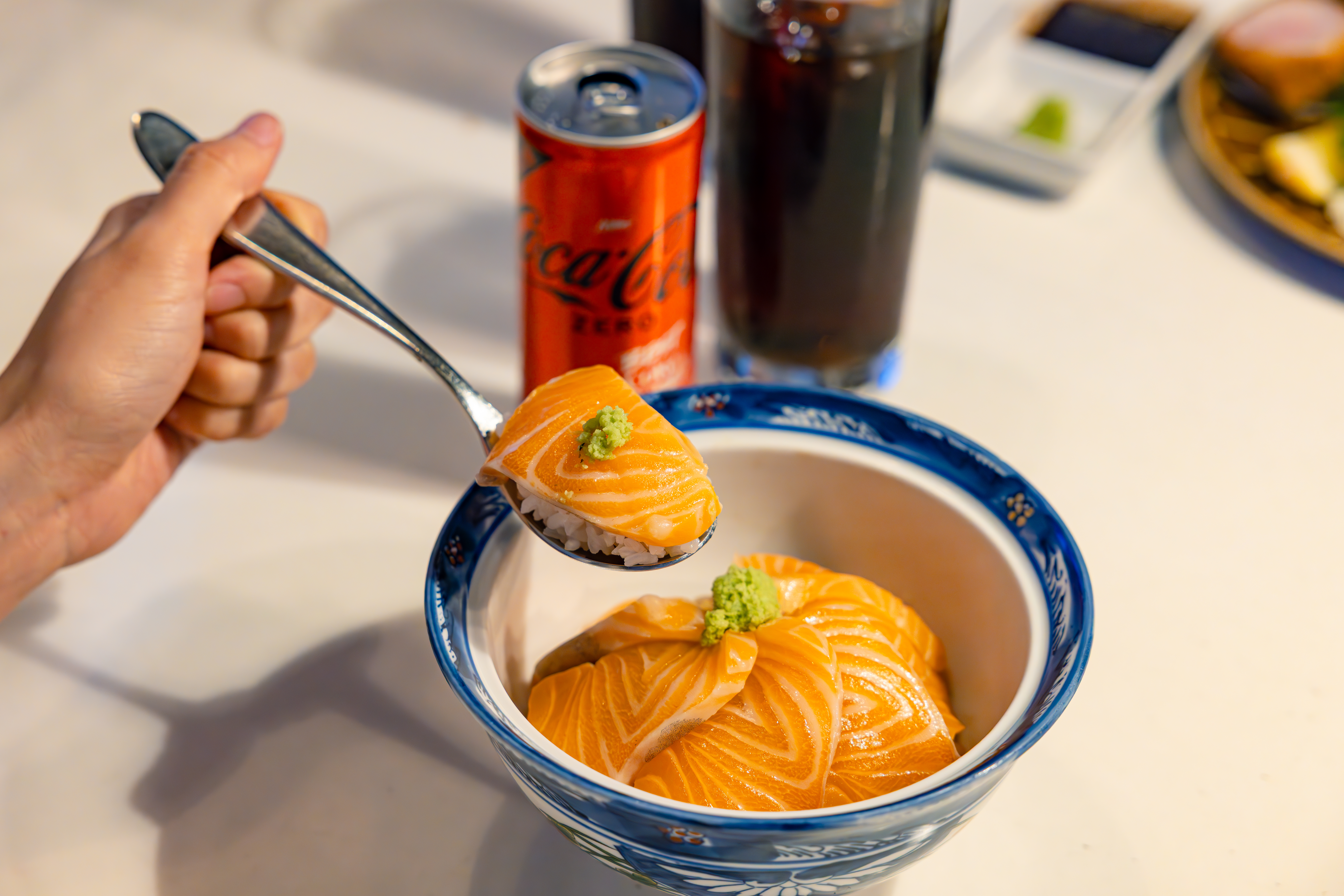 ‘호호식당’의 대표메뉴, 사케동과 함께 즐기는 새로워진 코카-콜라 제로