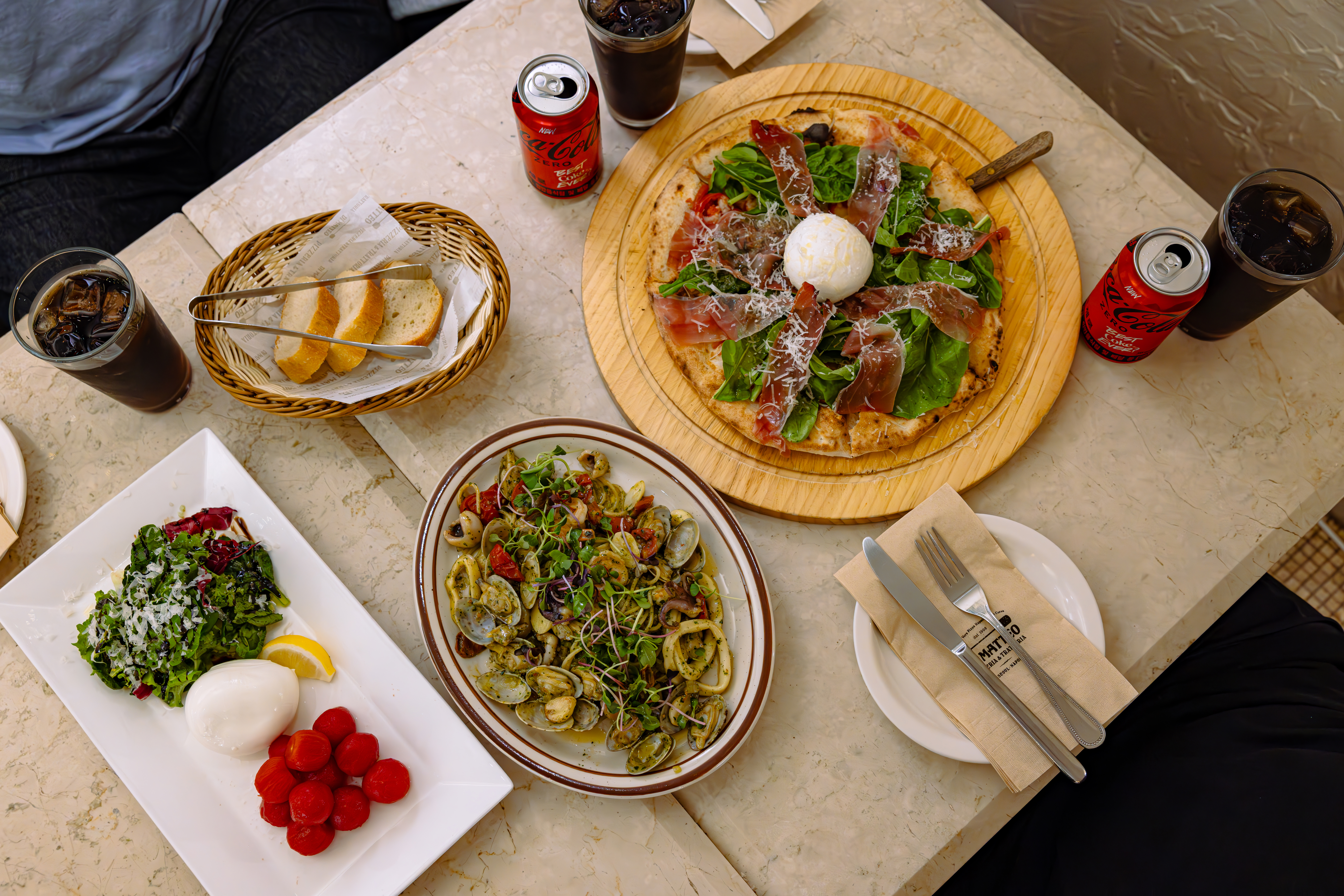 대학로 레드리본 맛집, 디마떼오의 대표 메뉴, 디마떼오 피자와 빼스까또래 스파게티, 그리고 새로워진 코카-콜라 제로