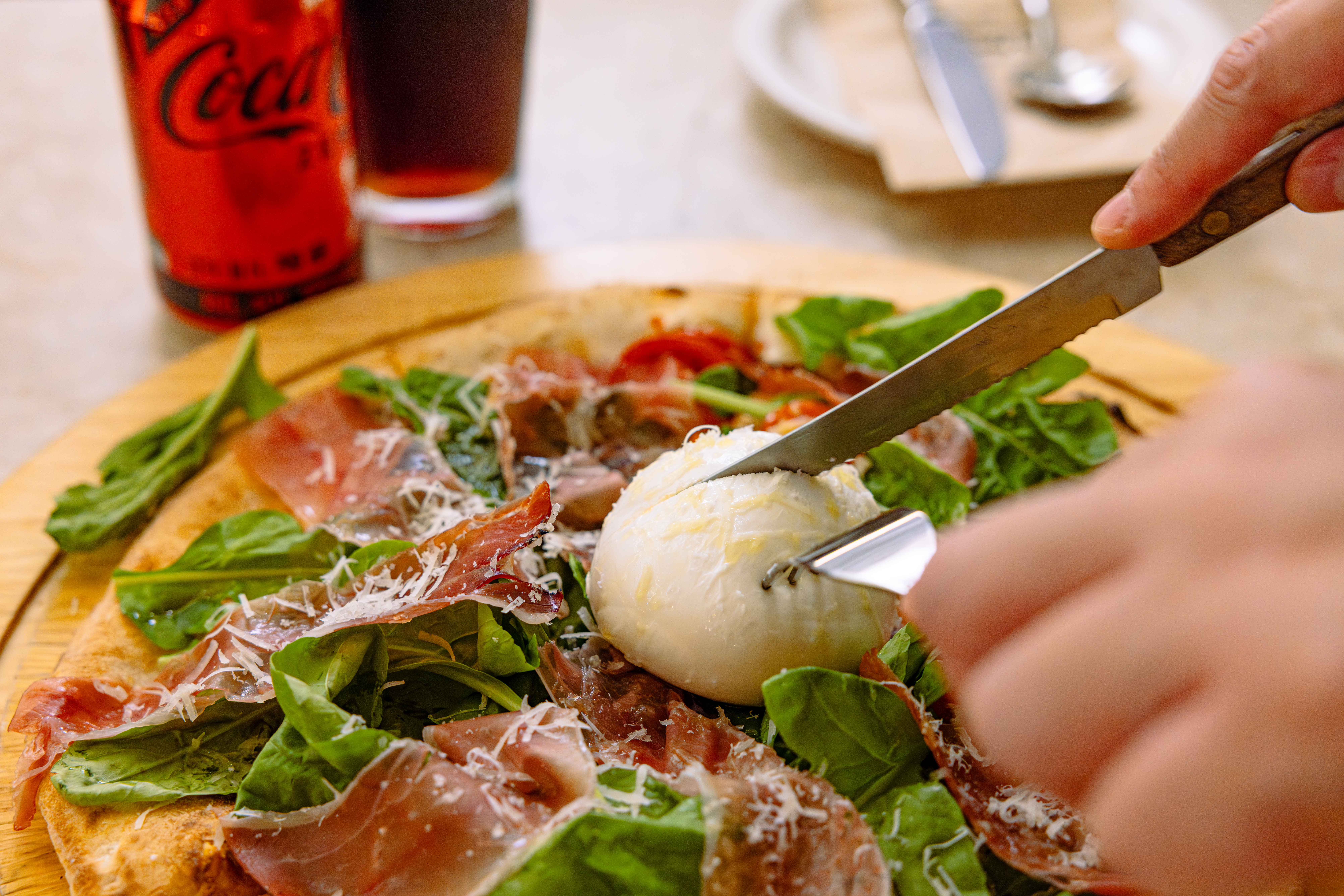 ‘디마떼오’의 대표 메뉴, 디마떼오 피자에 올라간 모짜렐라를 자르고 있다.
