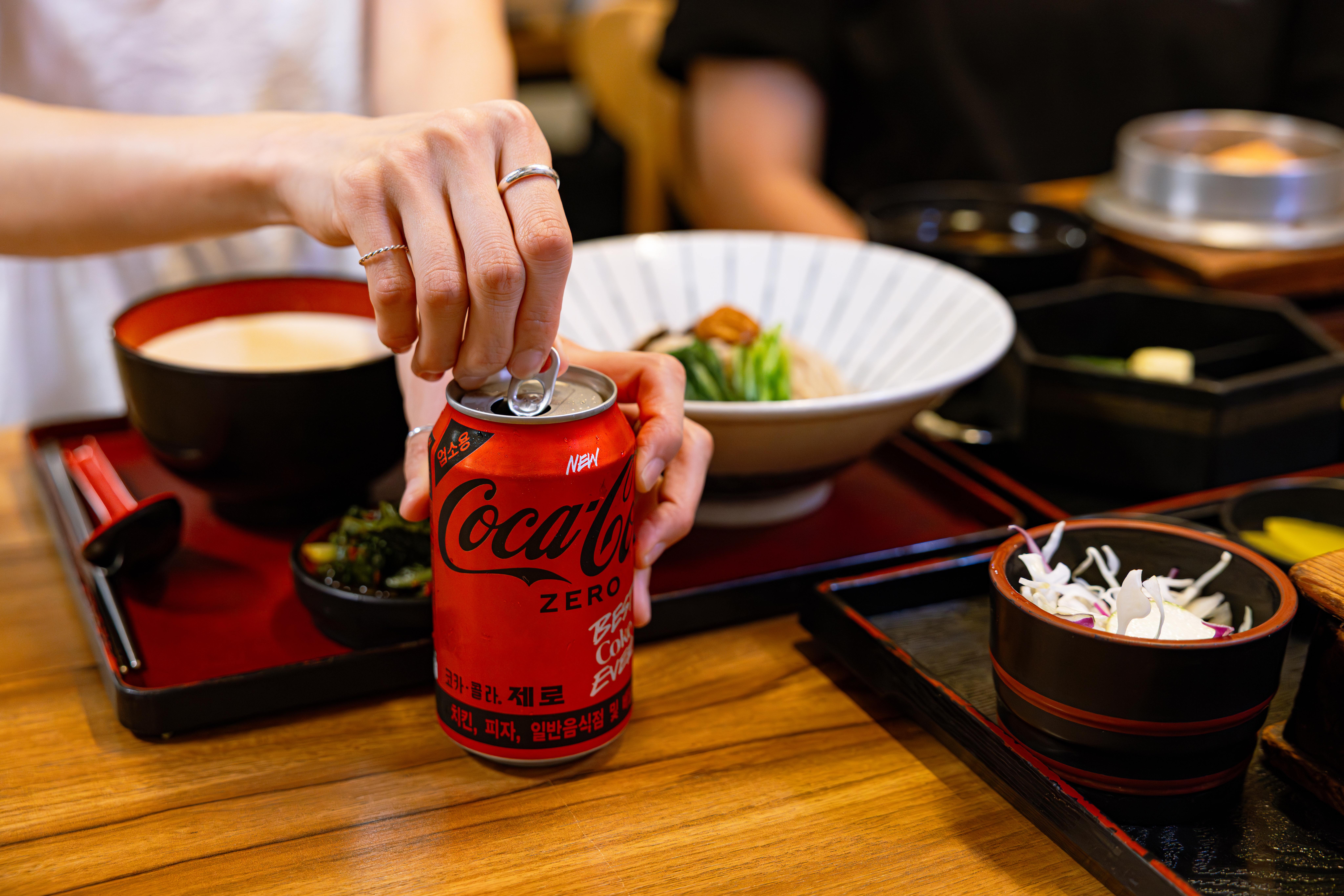 ‘도도야’의 대표메뉴, 두부소바와 새로워진 코카-콜라 제로를 즐기고 있다.