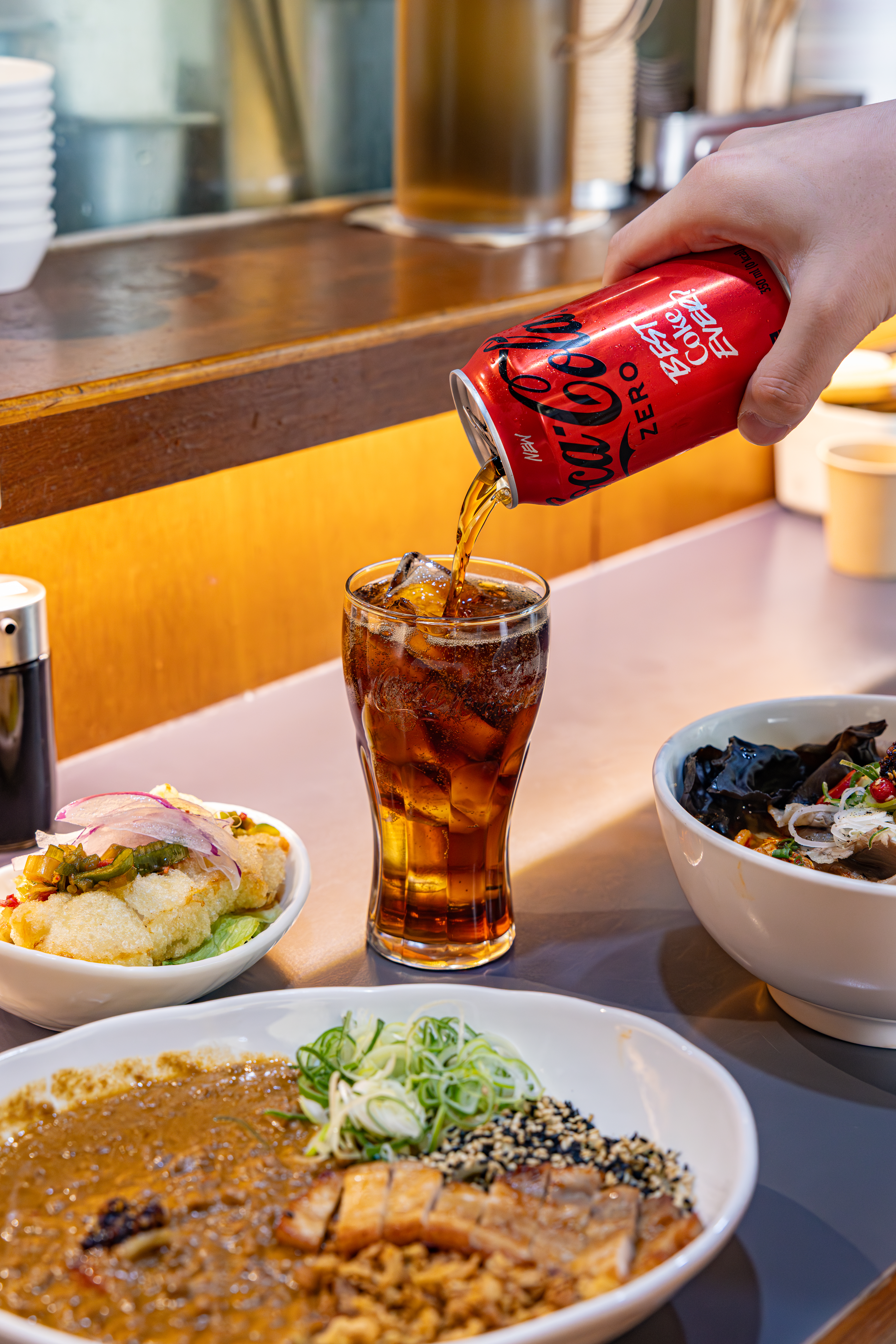 레드리본 맛집 '정육면체'의 대표메뉴, 홍탕 우육면, 깨부수면, 초유린기를 코카-콜라 제로와 함께 즐기고 있다.