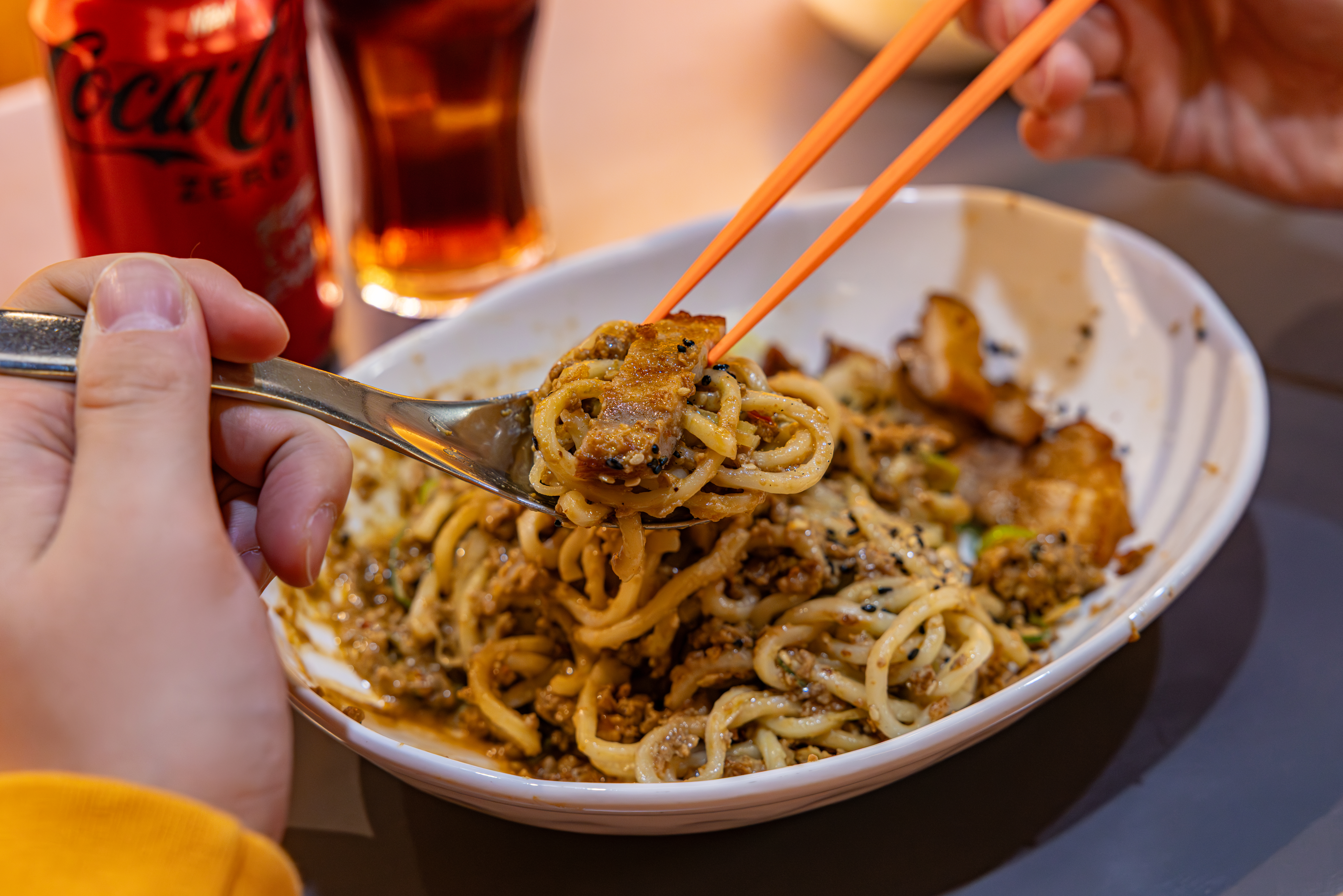 레드리본 맛집 '정육면체'의 대표메뉴, 깨부수면을 코카-콜라 제로와 함께 즐기고 있다.