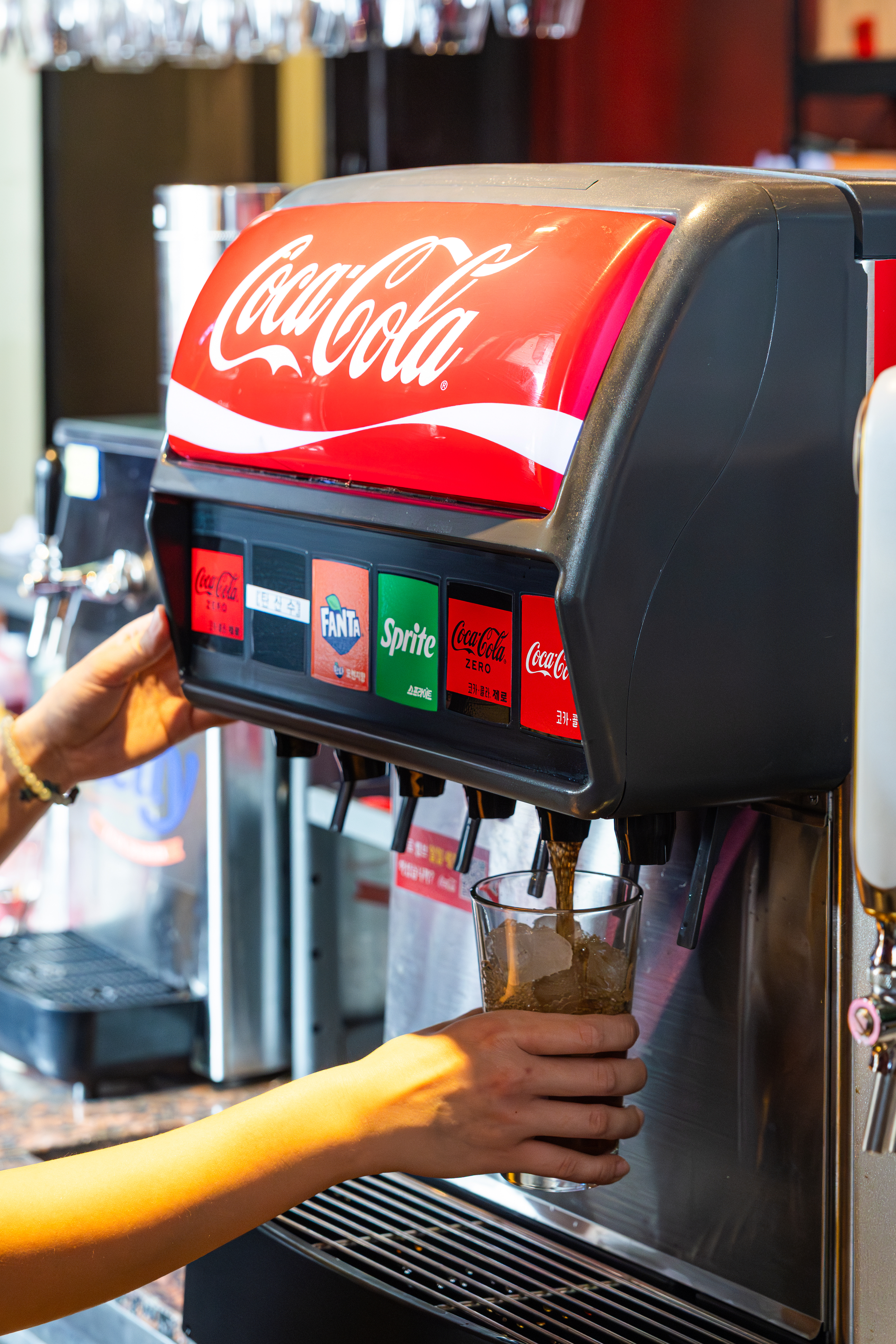레드리본 맛집 '텍사스데브라질'의 코카-콜라 디스펜서에서 코카-콜라 제로를 컵에 따라 담는 모습