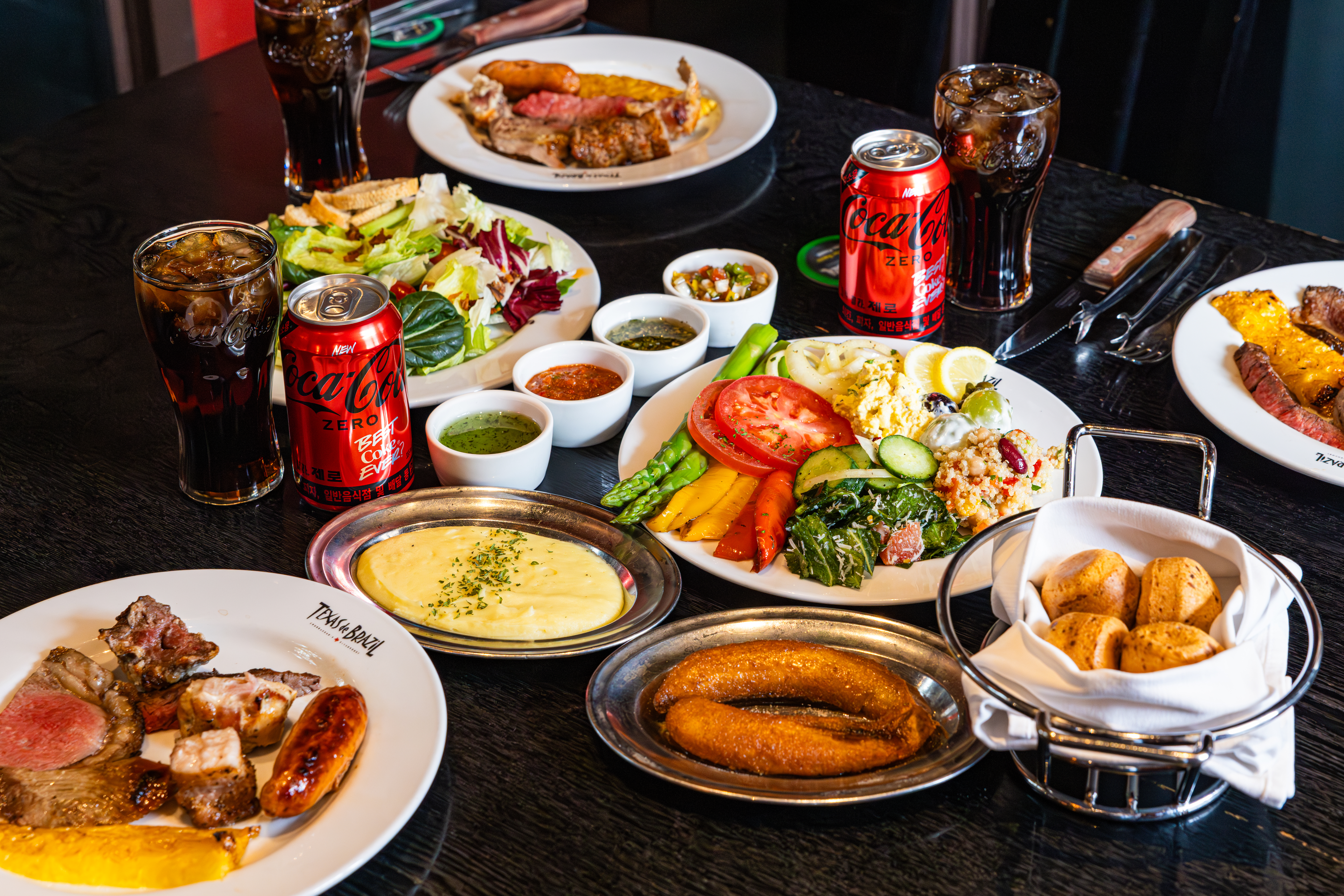 레드리본 맛집 '텍사스데브라질'의 대표메뉴, 9종의 브라질식 슈하스코와 샐러드바 음식을 코카-콜라 제로와 함께 즐기고 있다.