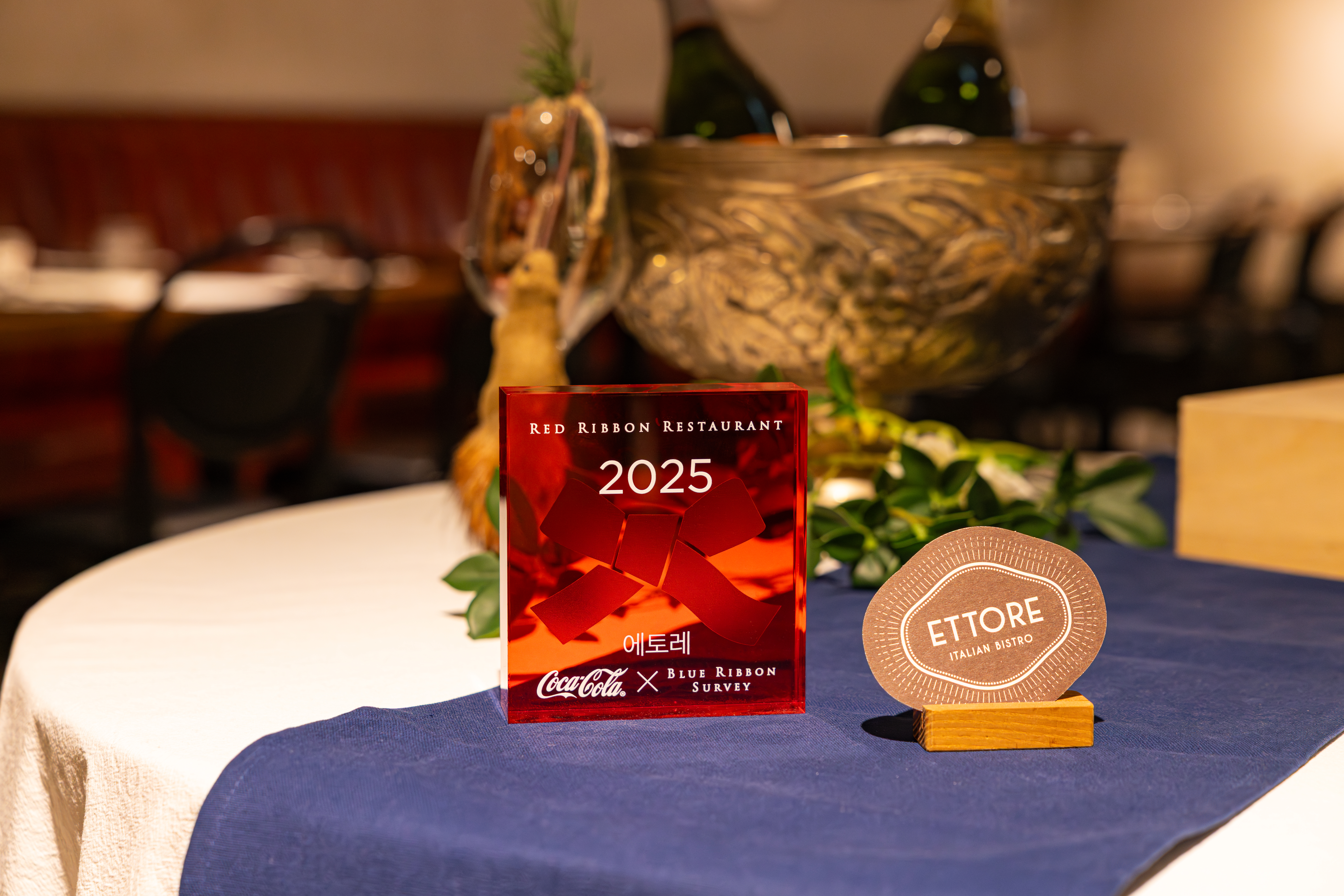 인증 받은 레드리본 맛집 '에토레' 입구에 레드리본 명패가 진열되어 있는 모습