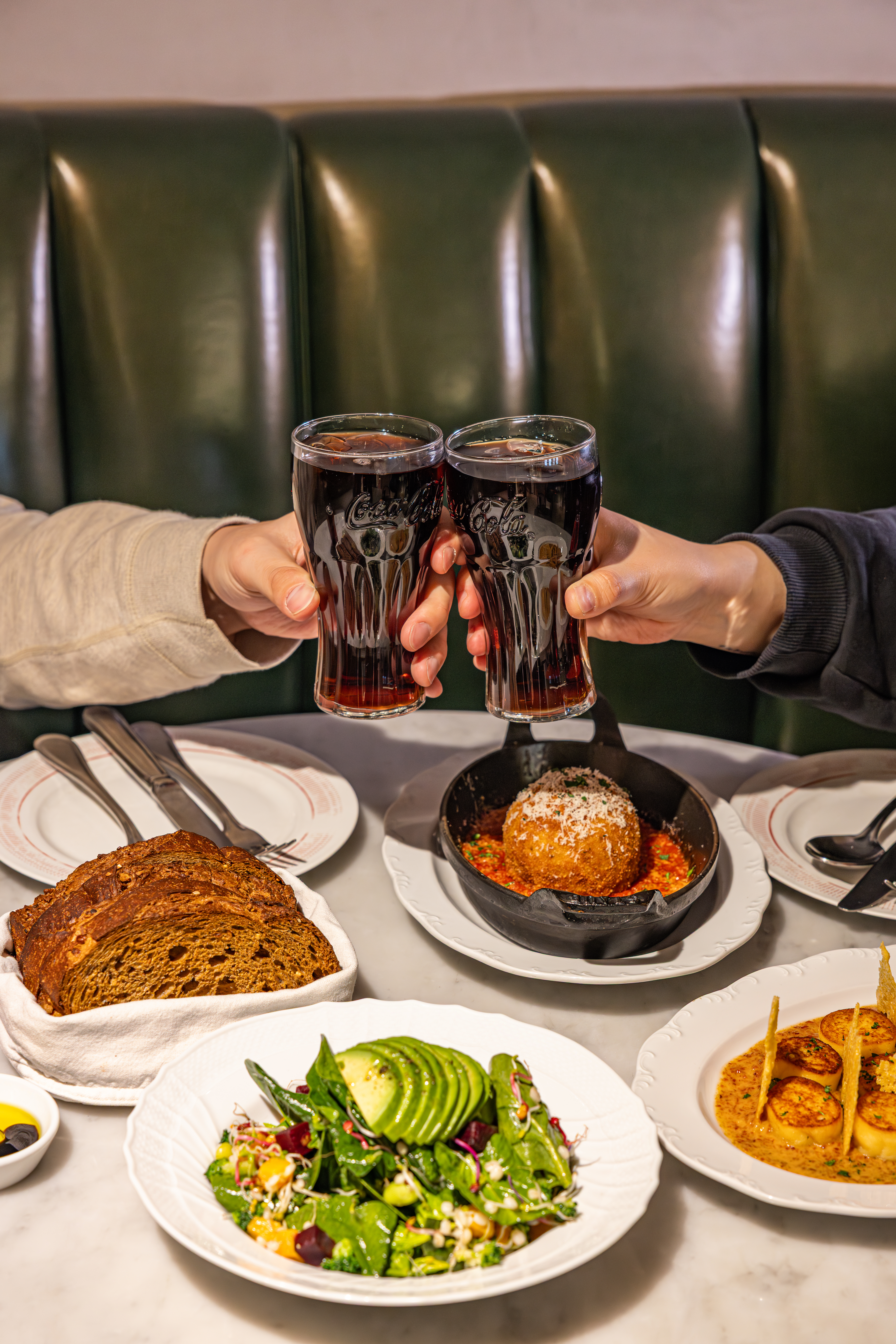 레드리본 맛집 '에토레'의 대표메뉴, 아란치니, 베이컨 크림 뇨끼, 그리고 슈퍼푸드샐러드를 코카-콜라 제로와 함께 즐기고 있다.