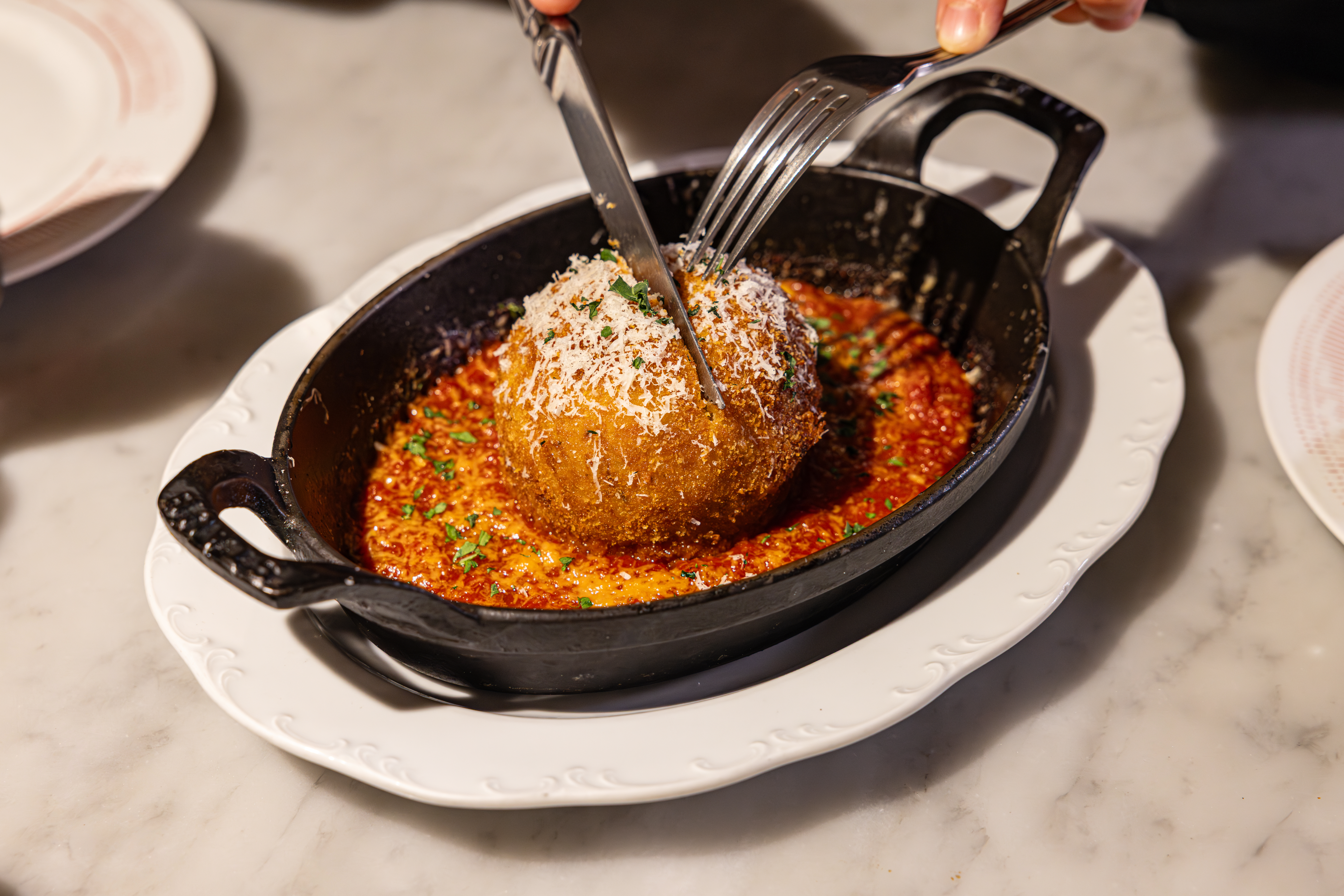 레드리본 맛집 '에토레'의 대표메뉴, 아란치니를 코카-콜라 제로와 함께 즐기고 있다.