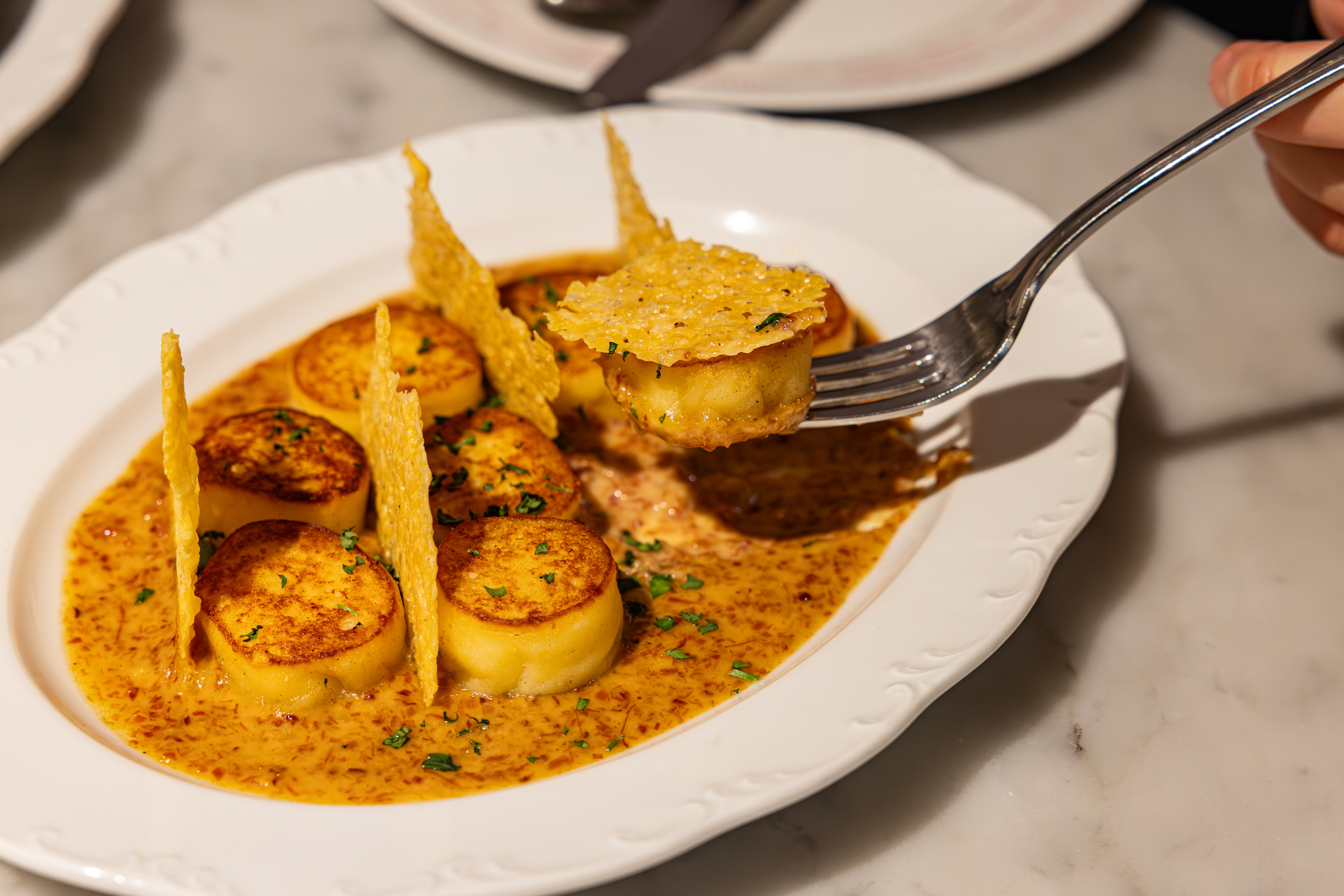 레드리본 맛집 '에토레'의 대표메뉴, 베이컨 크림 뇨끼를 코카-콜라 제로와 함께 즐기고 있다.