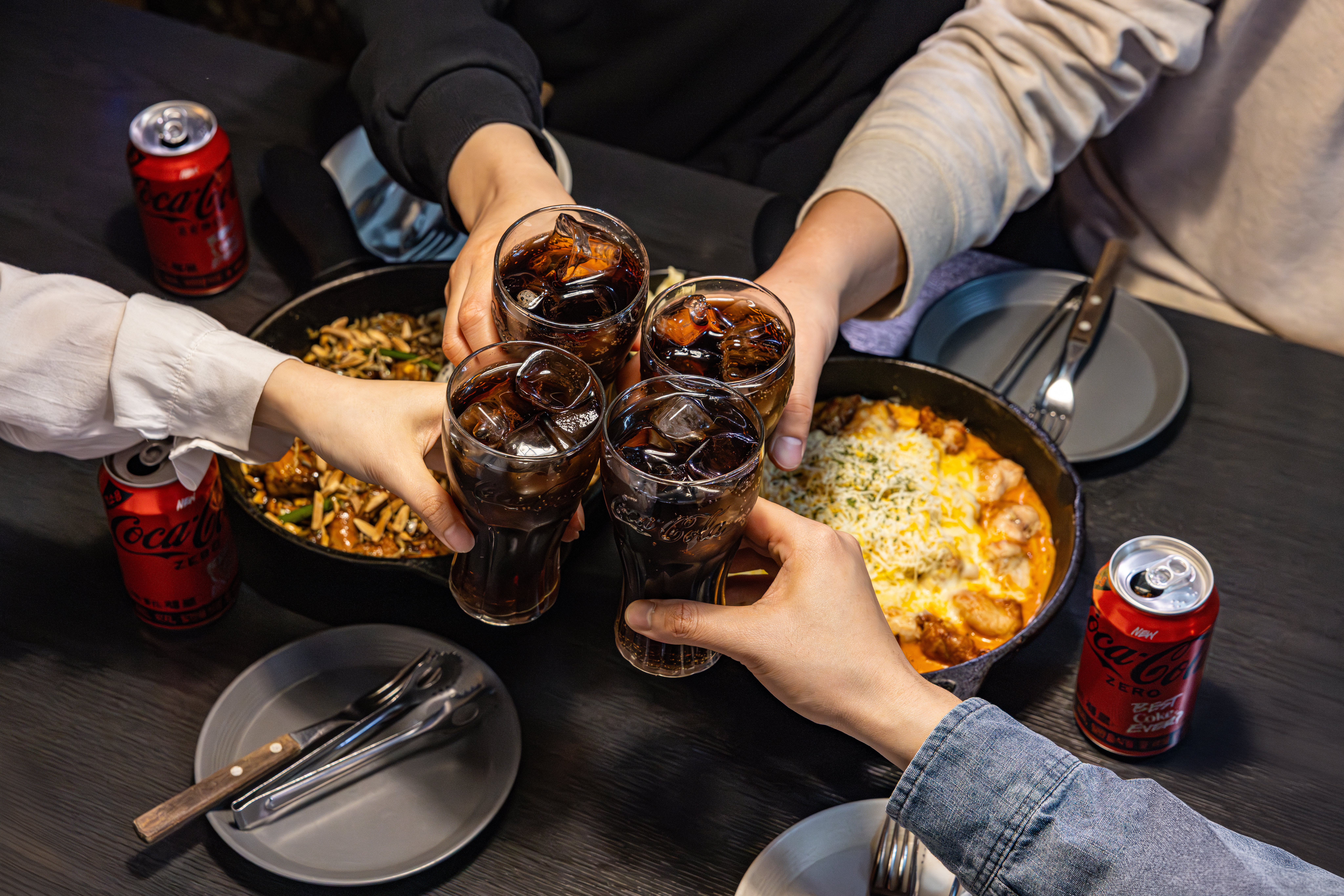 레드리본 맛집 '마틸다바베큐치킨'의 대표메뉴, 로제크림치킨과 멸치 갈몬드 치킨을 코카-콜라 제로와 함께 즐기고 있다.