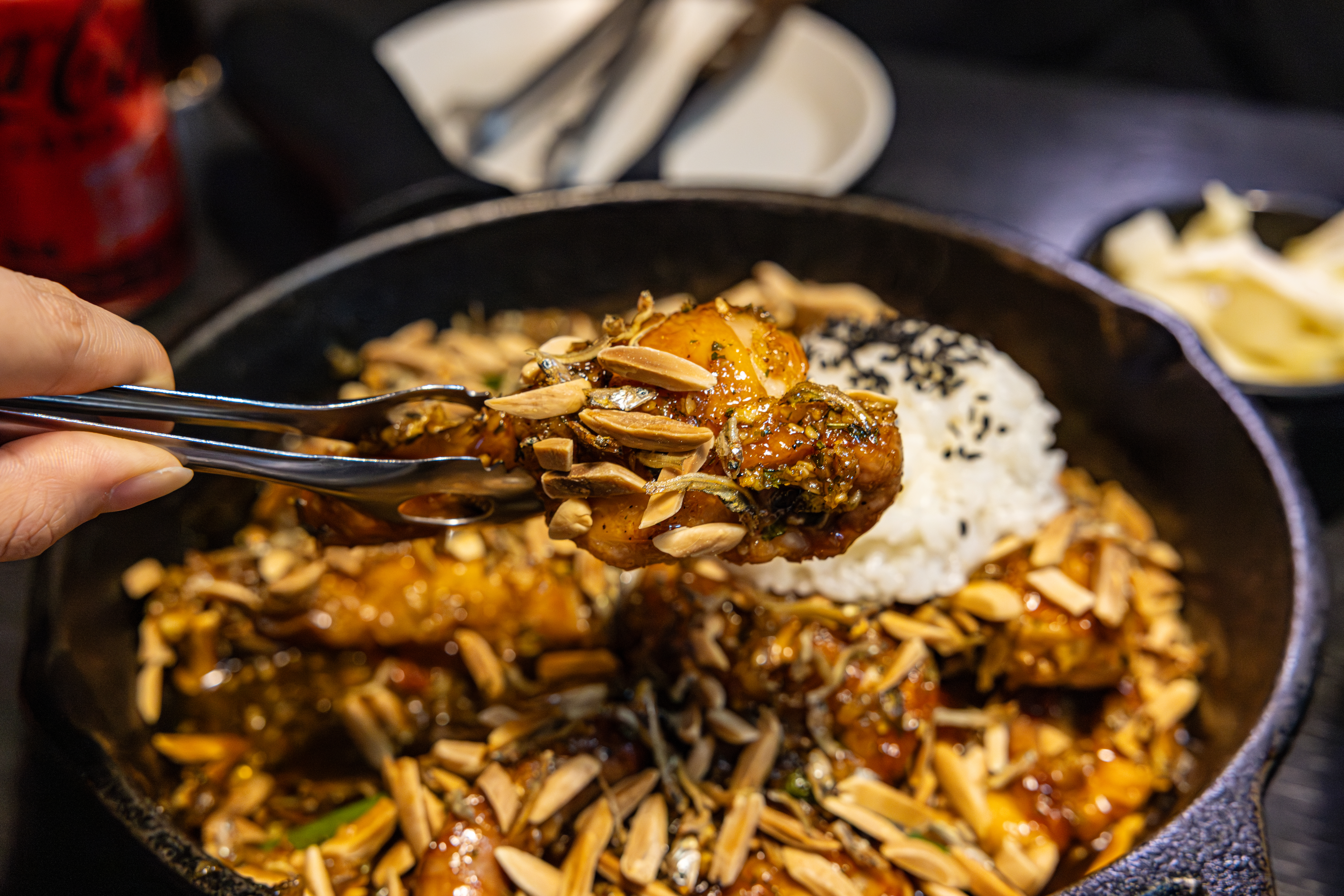 레드리본 맛집 '마틸다바베큐치킨'의 대표메뉴, 멸치 갈몬드 치킨을 코카-콜라 제로와 함께 즐기고 있다.