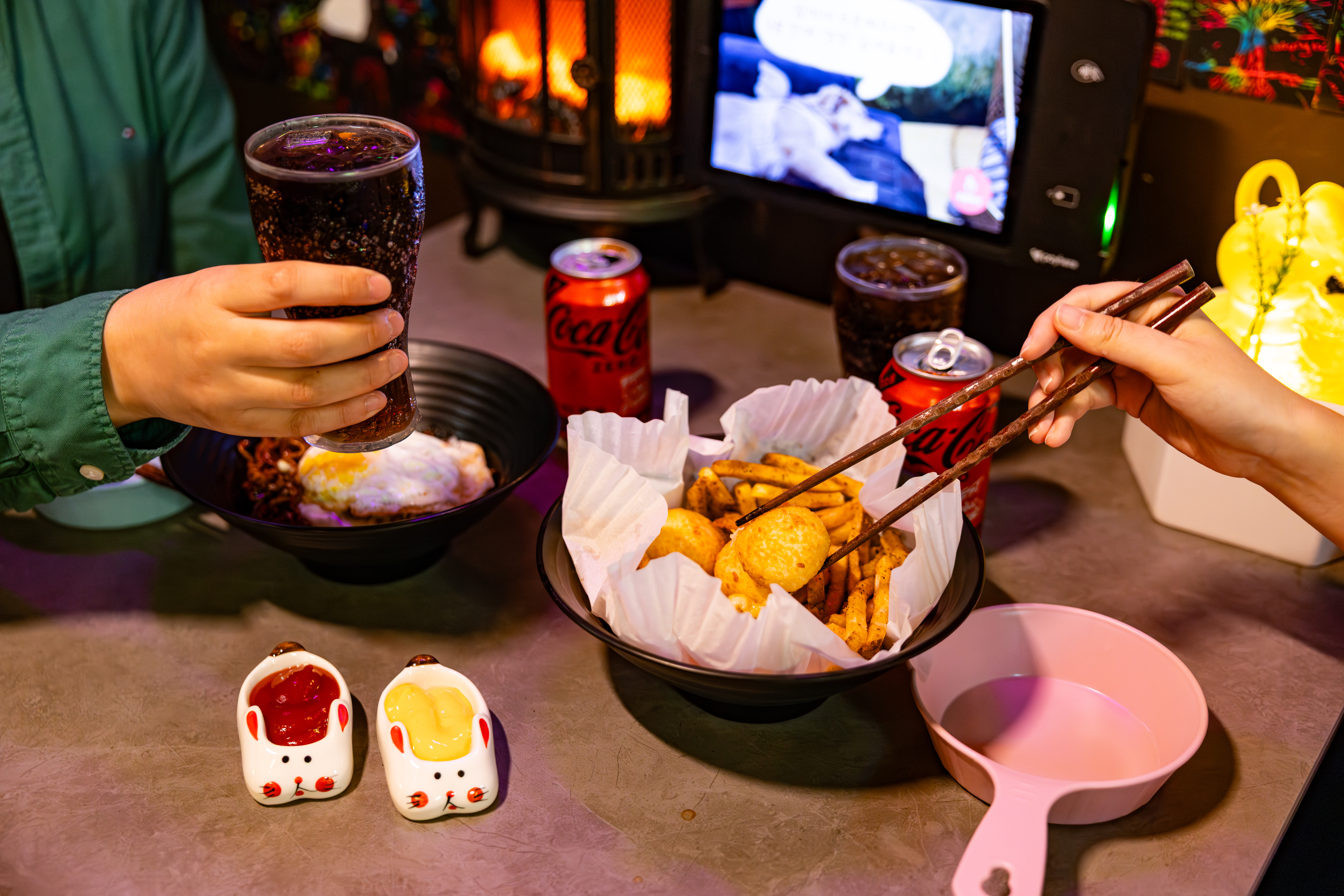 달빛 흘러간 자리의 대표메뉴, 짜치계와 치즈볼과 감자튀김을 코카-콜라 제로와 함께 즐기고 있다.