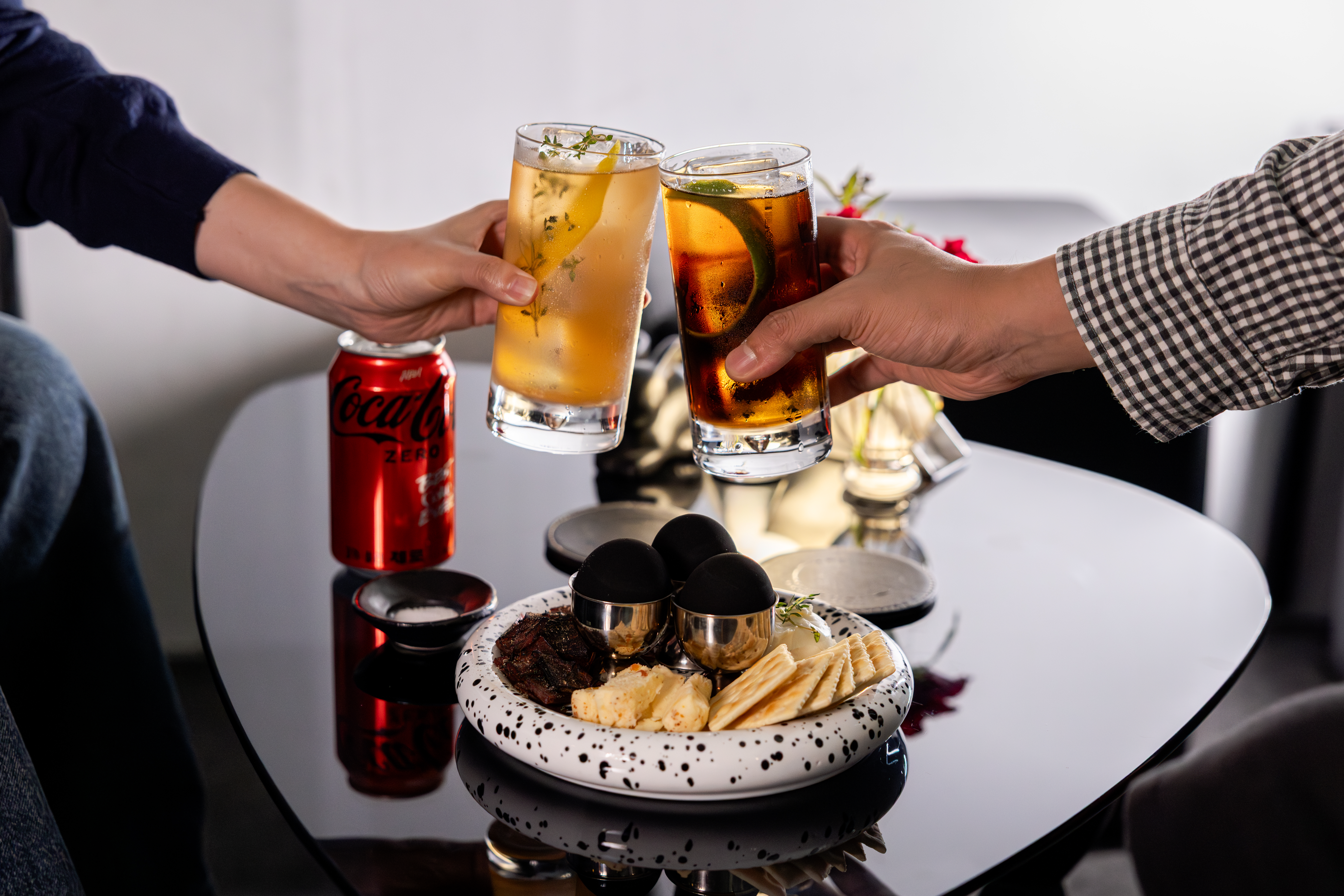 KKI의 대표메뉴, 토끼둥지, 잭콕, 롱아일랜드티를 코카-콜라 제로와 함께 즐기고 있다.