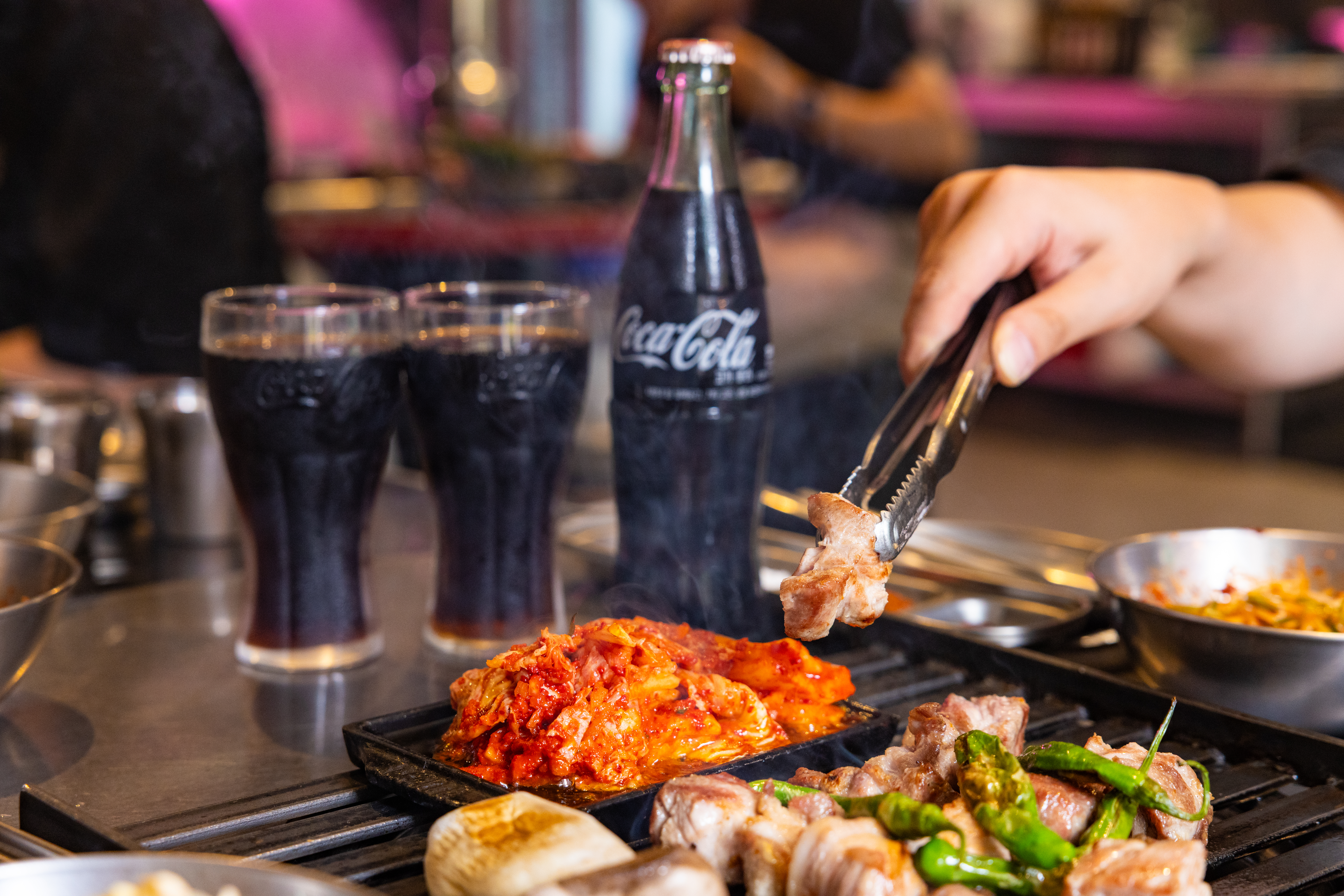 훈육의 대표 메뉴와 코카-콜라 병