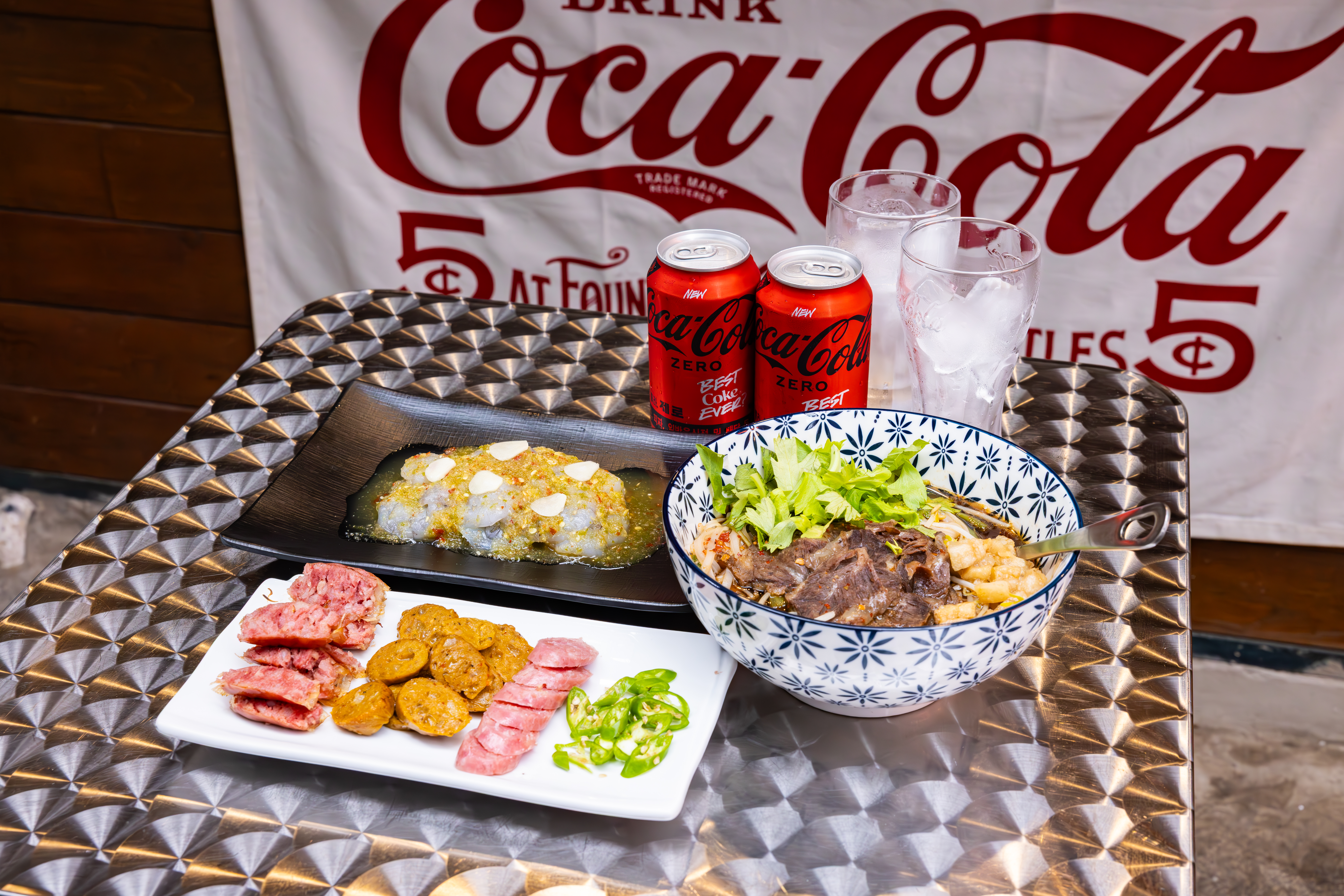 낀라오의 대표 메뉴와 새로워진 코카-콜라 제로