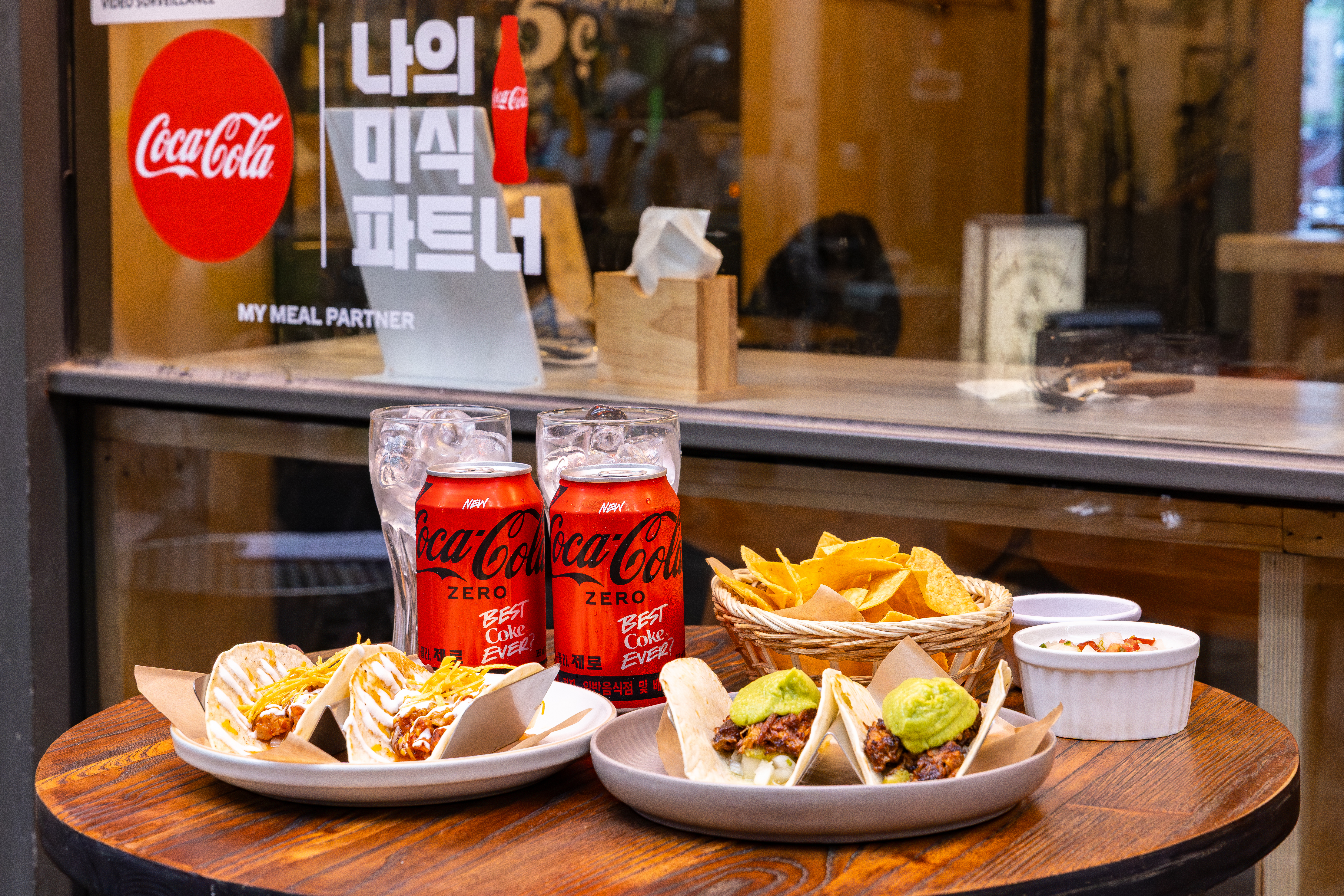 팁시타코의 대표 메뉴들과 새로워진 코카-콜라 제로