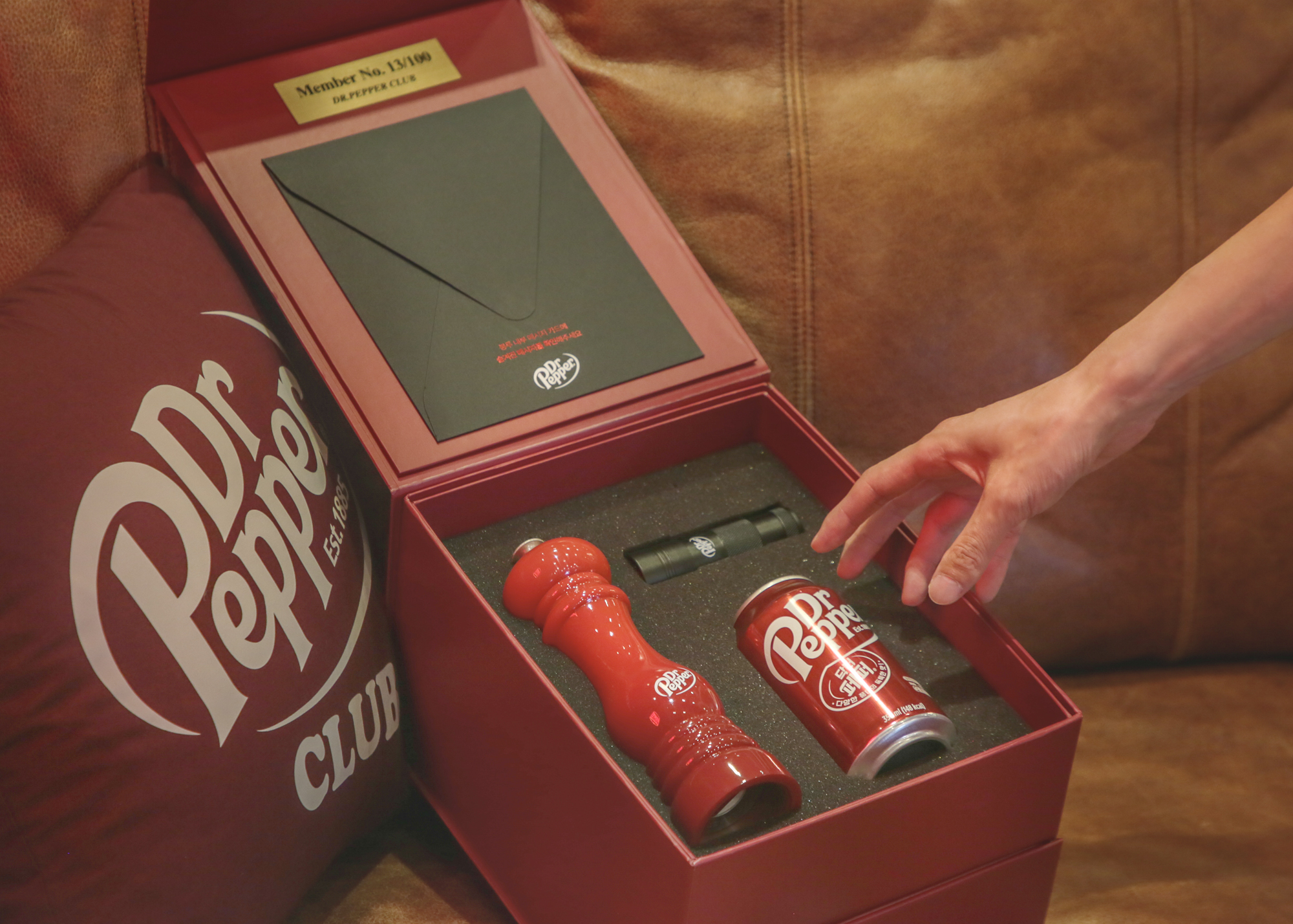 닥터페퍼 선물 박스 내부에 들어 있는 닥터페퍼의 굿즈