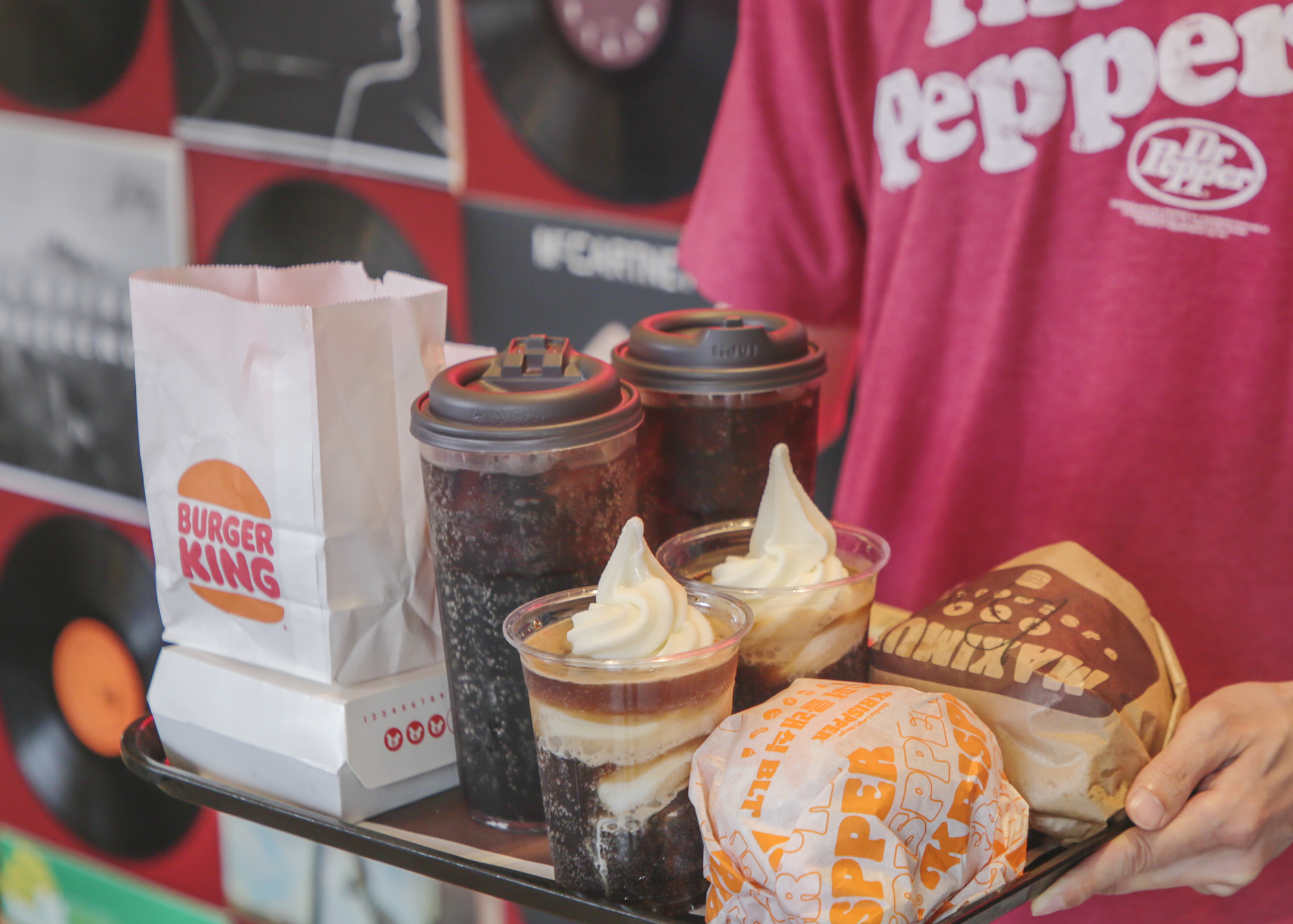 버거킹 햄버거와 닥터페퍼, 킹플로트를 들고 있는 사진