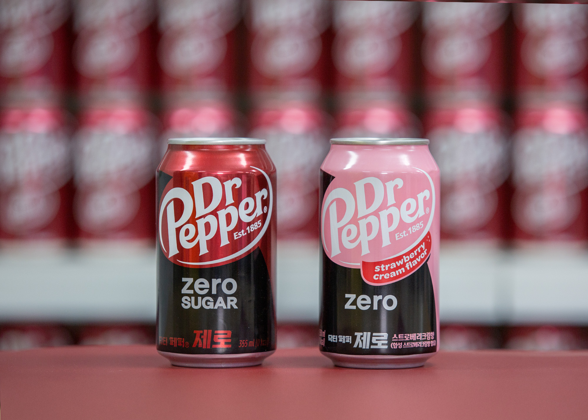닥터페퍼 제로 스트로베리크림향과 닥터페퍼 제로가 나란히 놓여진 이미지