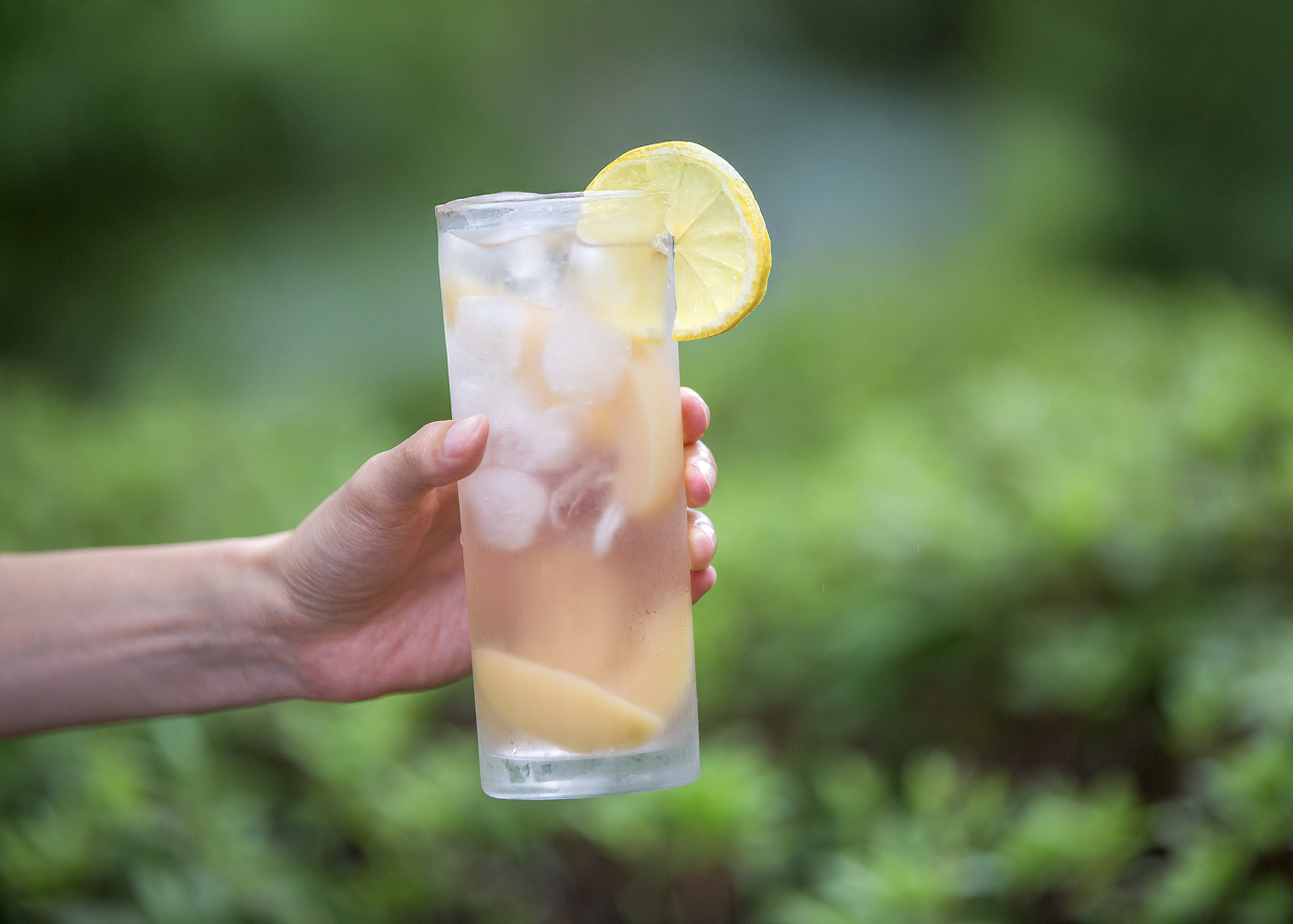 미닛메이드 제로 피치에이드를 컵에 담은 사진