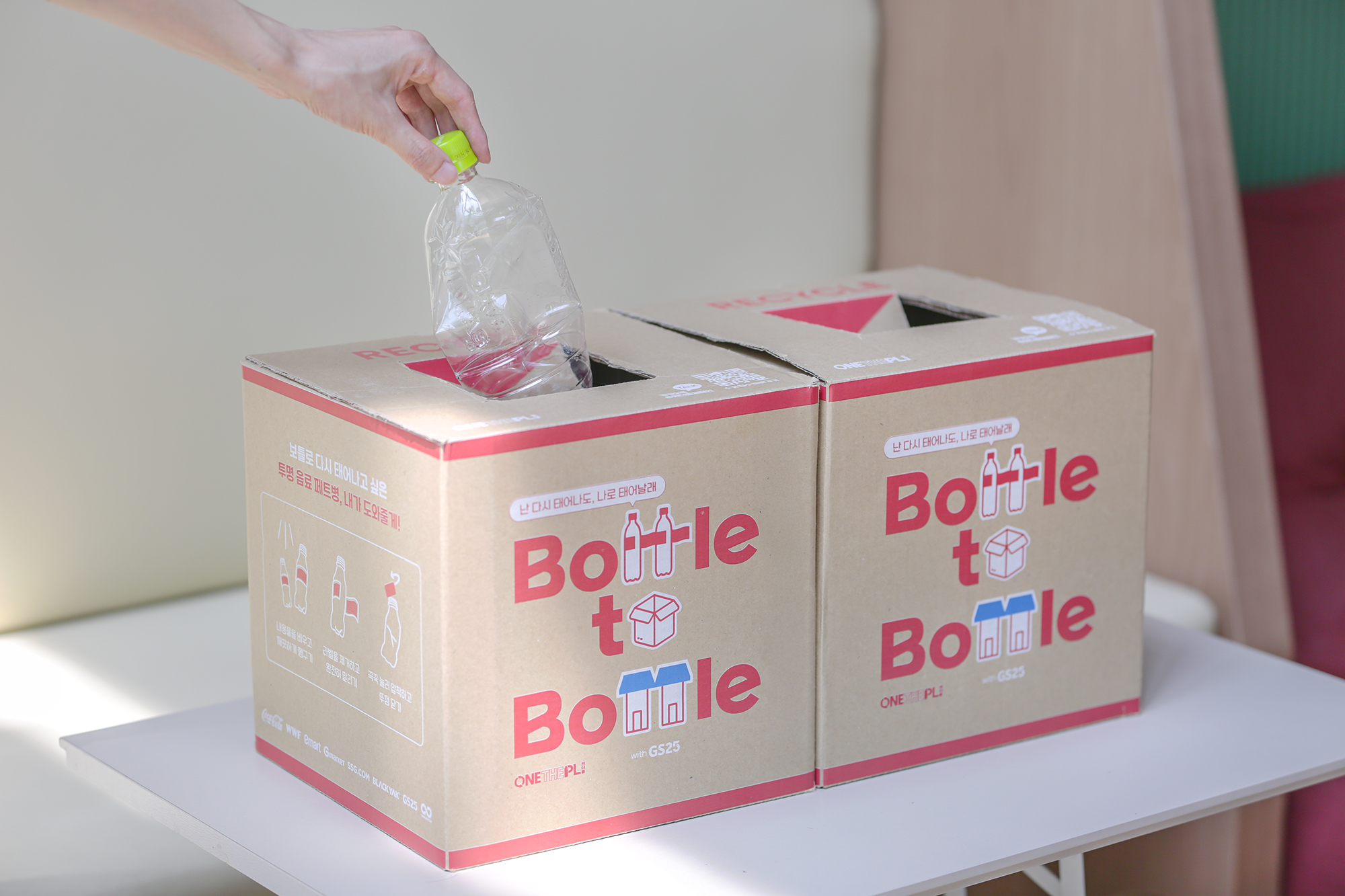 원더플 시즌 6 캠퍼스 챌린지 참여자를 위한 제로 웨이스트 박스에 페트병을 분리배출하는 모습