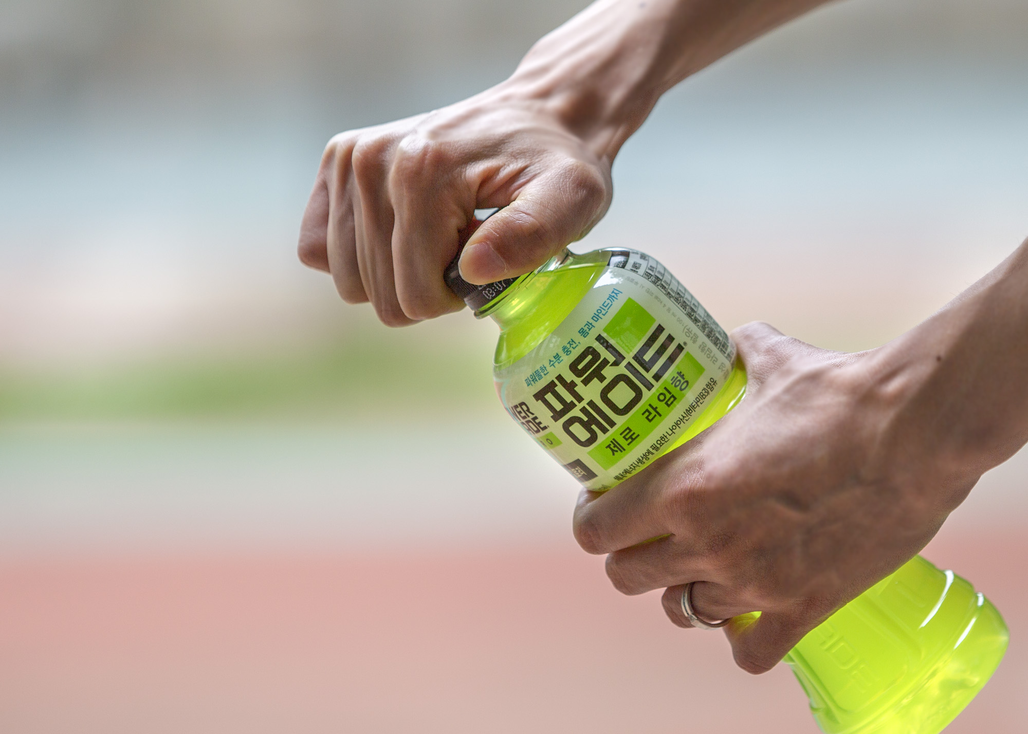 파워에이드 제로 라임향을 열고 있는 사진