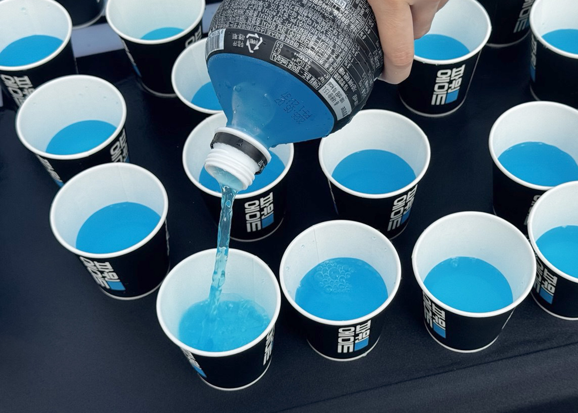 파워에이드를 컵에 따르는 사진