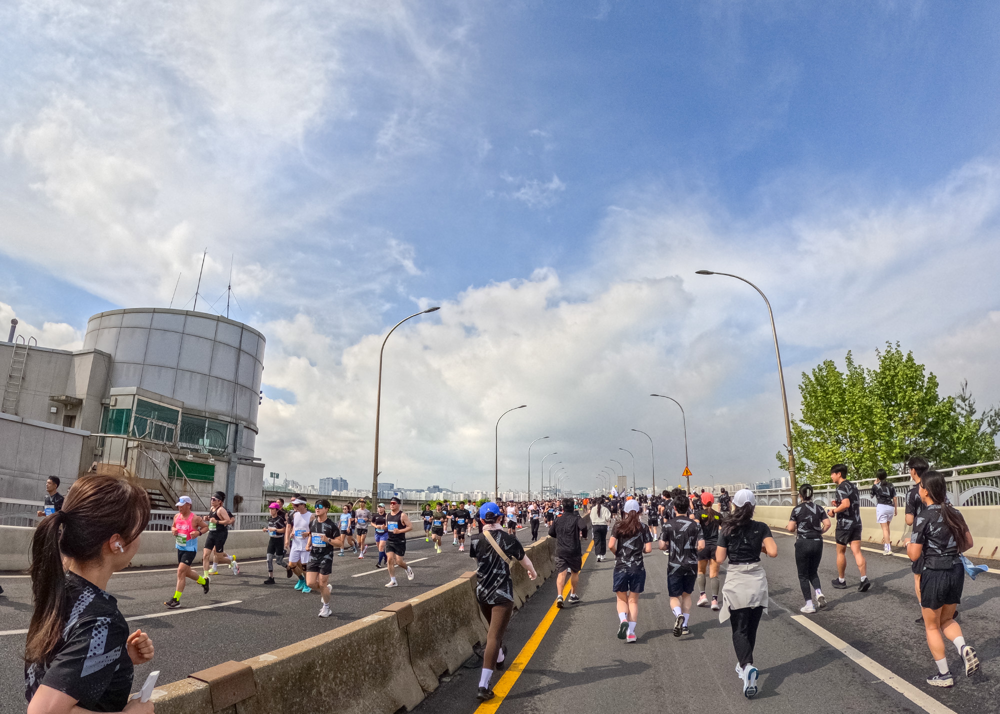 마라톤에 참여중인 사람들