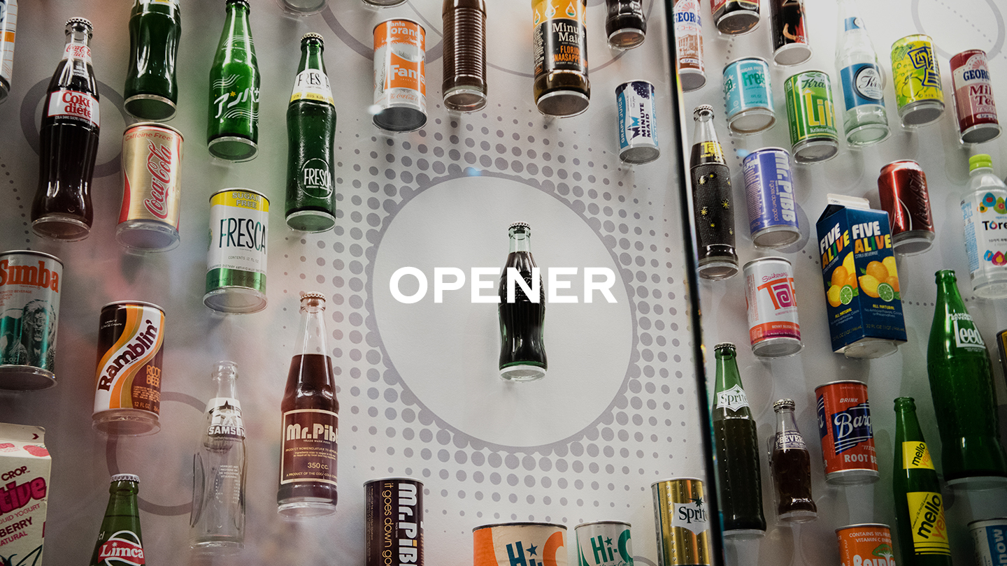 다양한 코카콜라 제품이 벽에 걸려있는 사진