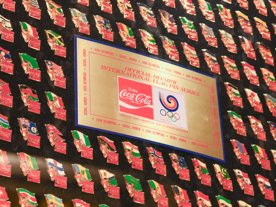 벽에 붙어있는 코카-콜라 소장품 사진