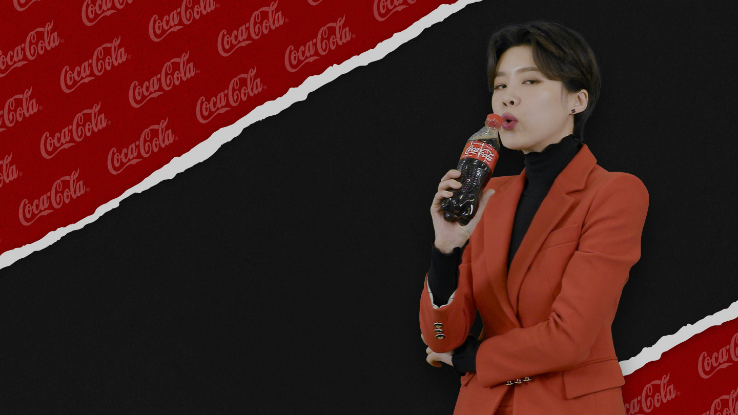에이전트 콕이 코카-콜라 음료와 함께 멋진 포즈를 취하는 모습