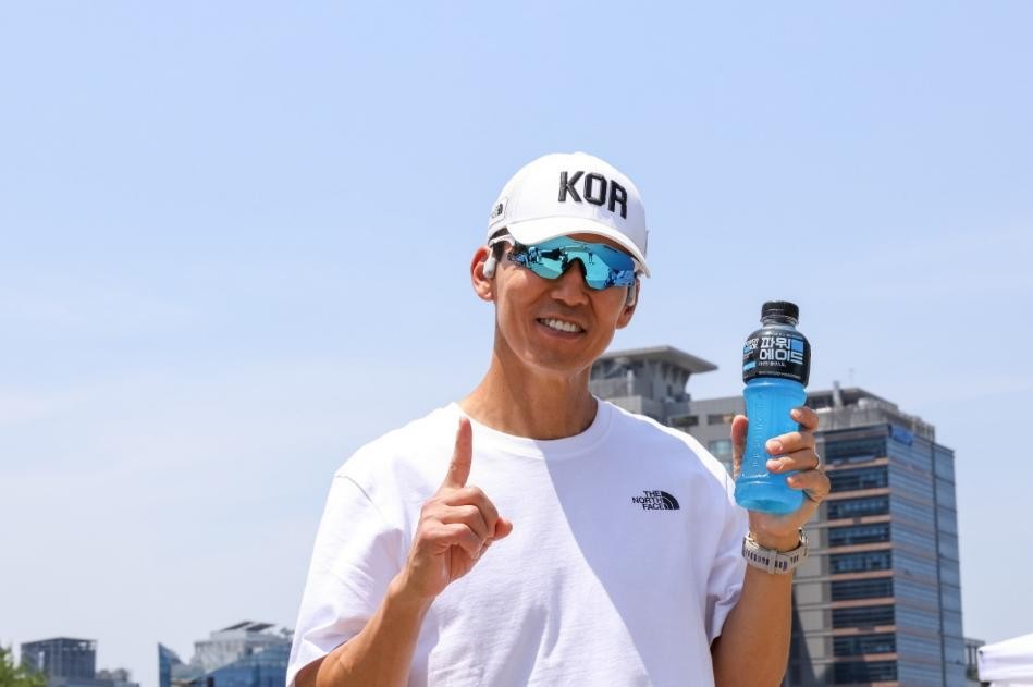 파워에이드가 후원하는 6.6 해비탯 대회에서 파워에이드를 들고 있는 션