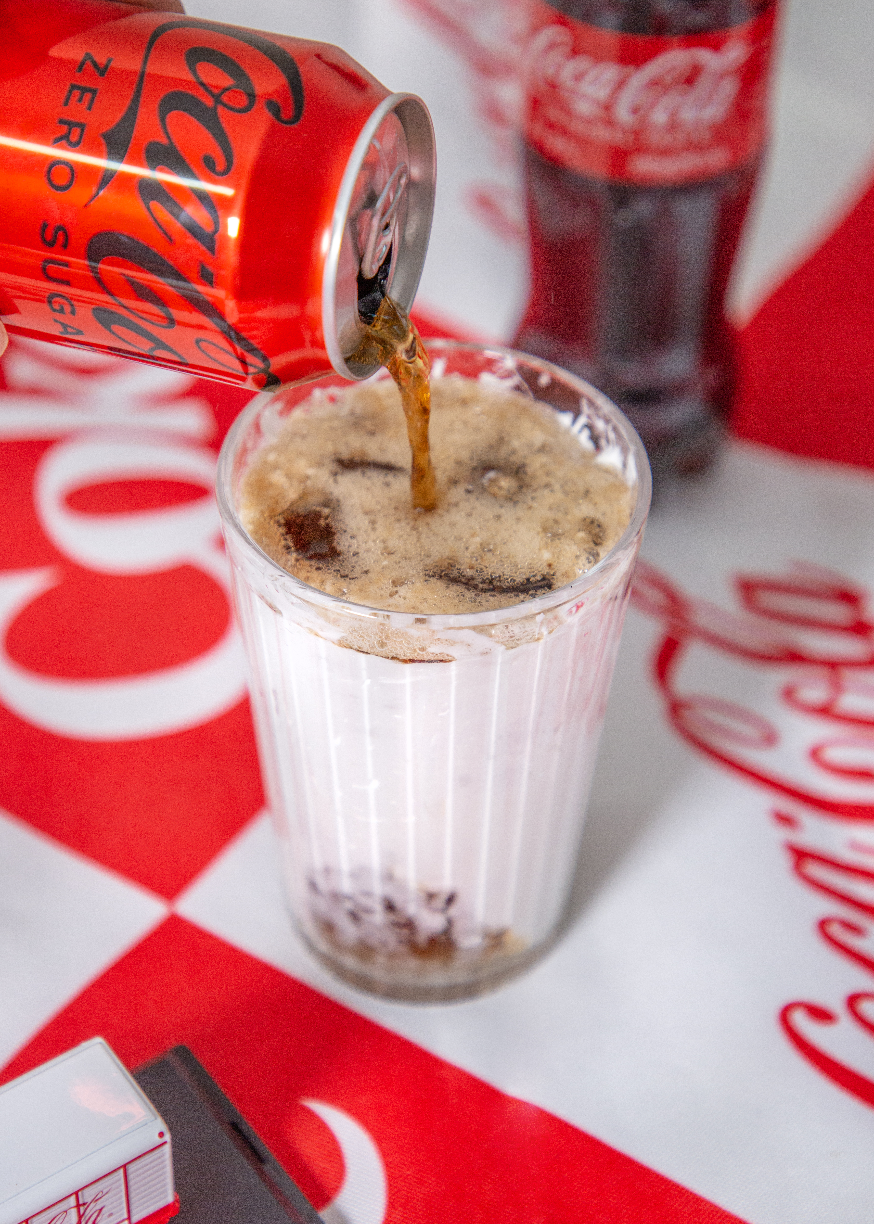 마시멜로우 코카-콜라를 만들고 있는 사진