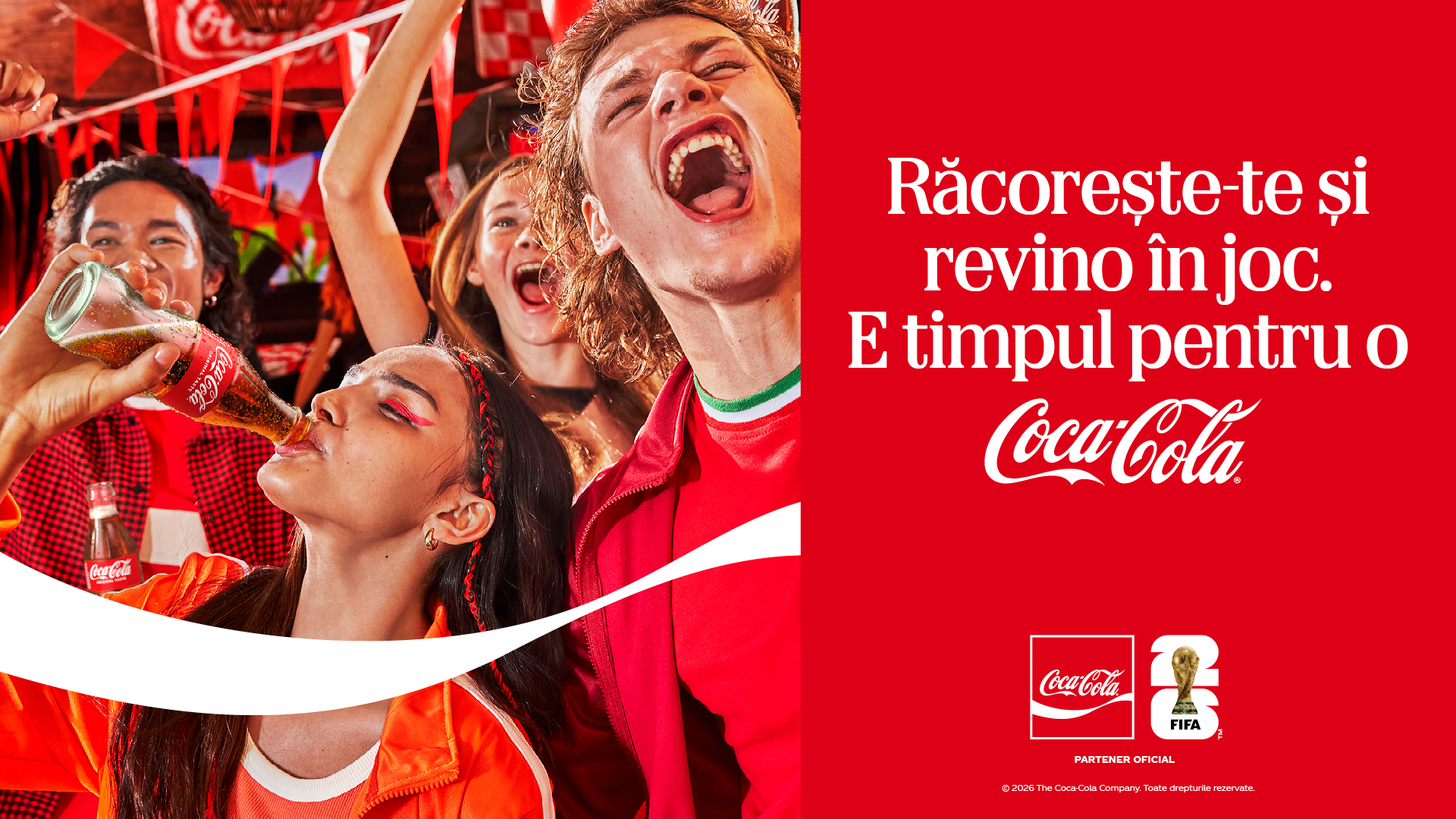 Un grup de oameni care aplaudă la un eveniment de fotbal