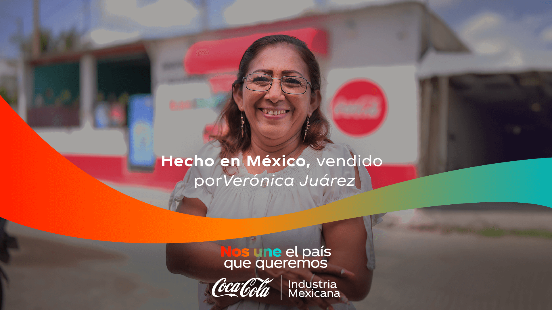 Foto de una mujer sonriendo con el téxto: "Hecho en México, vendido por Verónica Juarez" "Nos unde el mundo que queremos" debajo, el logo de Coca-Cola Industira Mexicana y una gráfica ondulada y transversal.