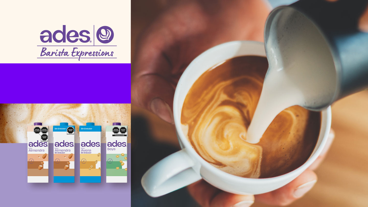 Ades Barista. Y reinvéntalo con Ades. Imagen de un barista haciendo un café con Leche Ades. Botellas de litro de Leche Ades Soya, Leche Ades Avena y Leche Ades Almendra.