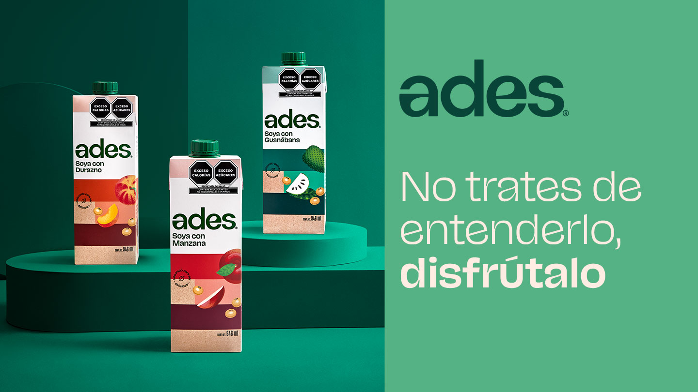 Tres cajas de bebidas Ades presentadas sobre un fondo verde.