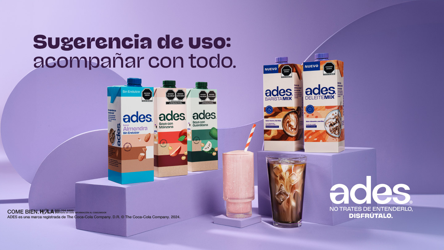 Seis cajas de bebidas Ades presentadas con un vaso de batido rosado y un vaso de café helado.