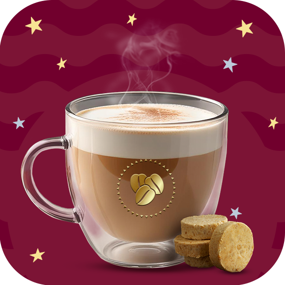 Una taza de cristal con café de mazapán caliente sobre un fondo en tonos guinda.