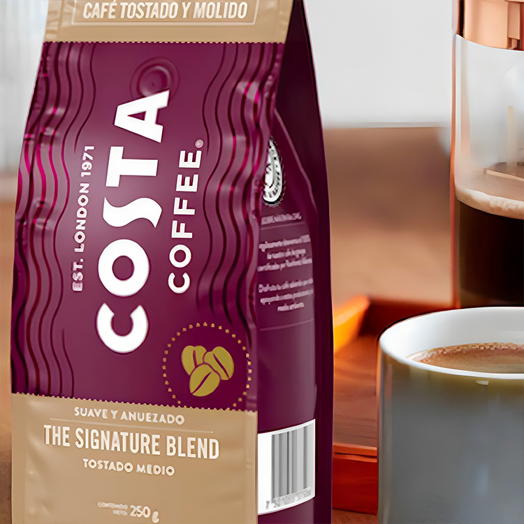 Paquete de café molido Costa Coffee junto a una taza de café.