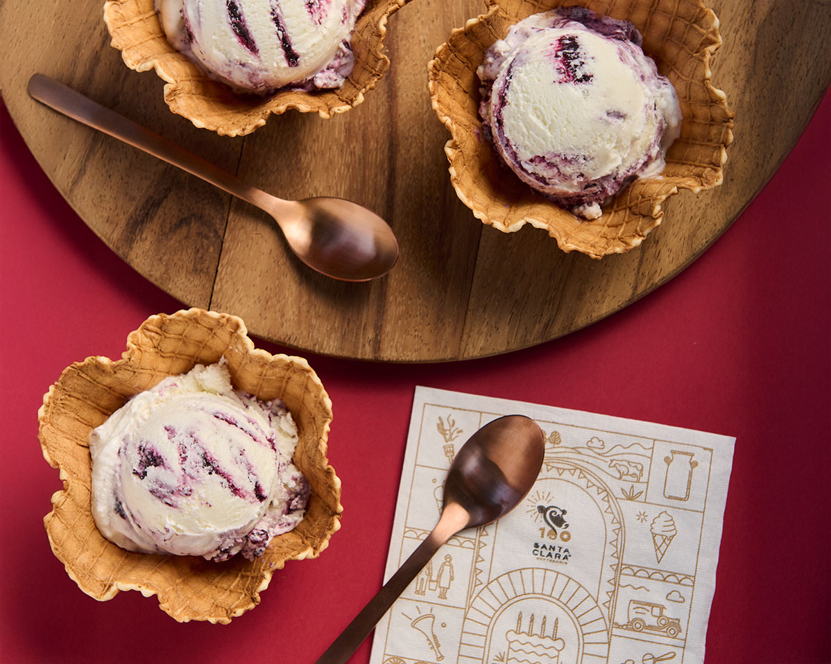 Helado de Santa Clara en conos de caseros, presentado sobre una tabla de madera con dos cucharas