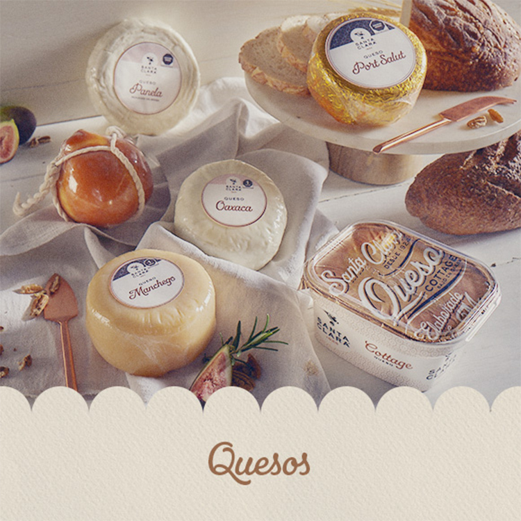 Variedad de quesos Santa Clara sobre una mesa rústica con pan, higos y utensilios. Se destacan los quesos tipo Oaxaca, Manchego, Port Salut y Cottage.