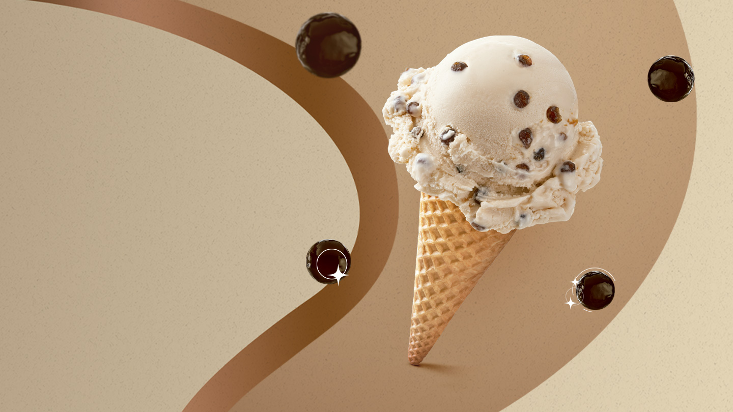 Un cono de helado de vainilla con chispas de chocolate de Santa Clara, con varias perlas de tapioca oscuras flotando a su alrededor. El fondo es de color beige claro con detalles curvos en tonos tierra.