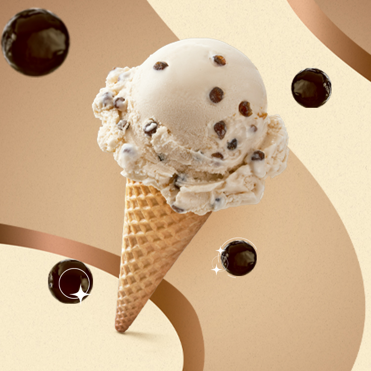 Un cono de helado de vainilla con chispas de chocolate de Santa Clara, con varias perlas de tapioca oscuras flotando a su alrededor. El fondo es de color beige claro con detalles curvos en tonos tierra.