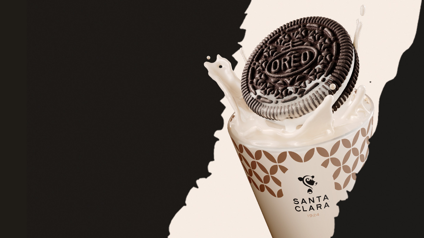 Banner Santa Clara con Oreo. Fondo negro con un vaso de Leche Santa Clara con una Oreo encima.