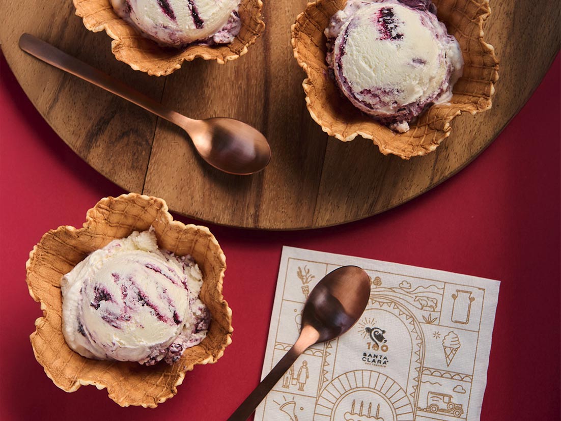 Helado de Santa Clara en conos de caseros, presentado sobre una tabla de madera con dos cucharas
