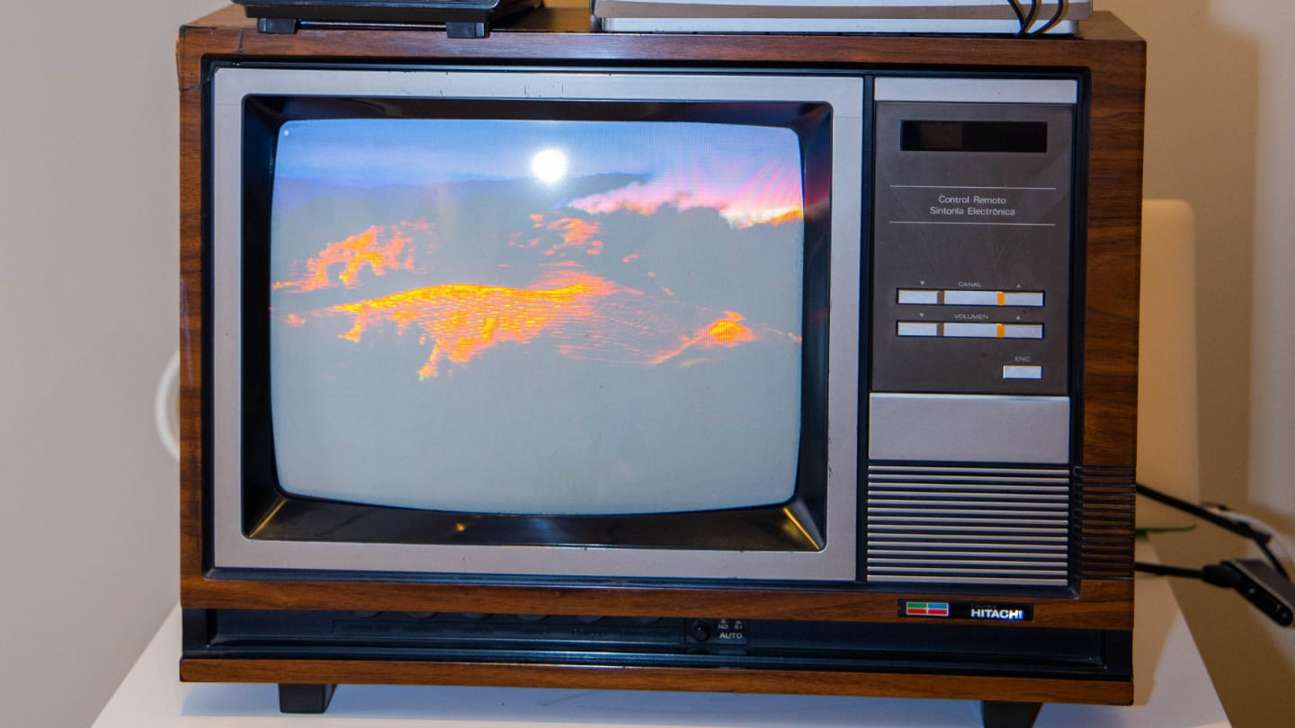 Imagen de una TV antigua en la cual se ven montañas