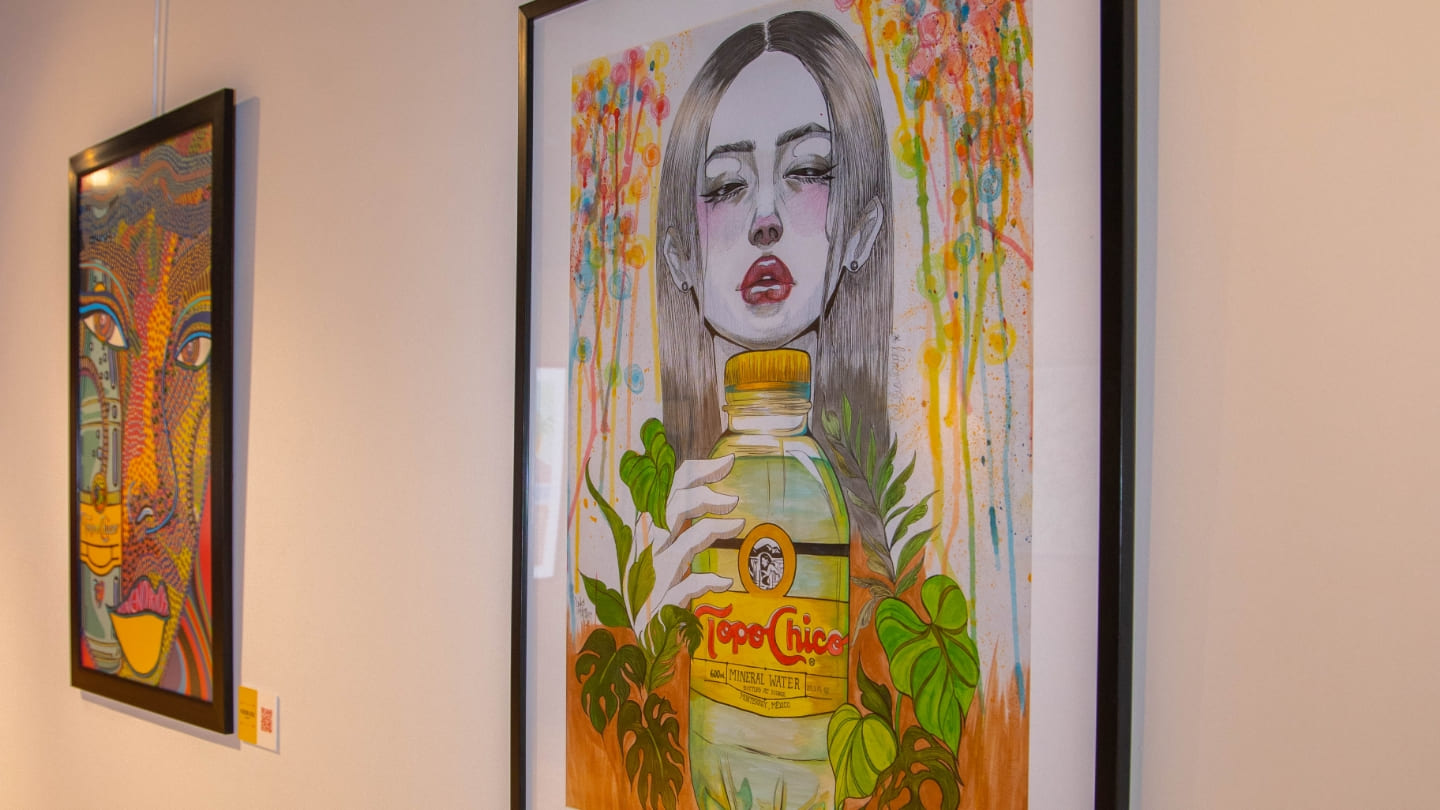 Imagen de dos obras de arte en exposición colgadas en una pared