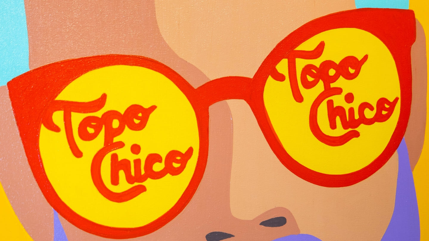 Imagen de una pintura de una persona con lentes con la palabra Topo Chico