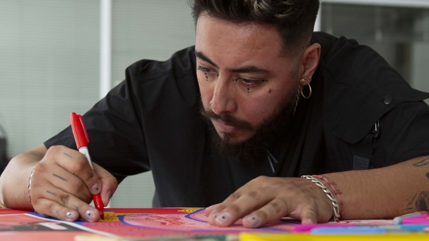 Imagen del artista Manuel Sosa haciendo un dibujo